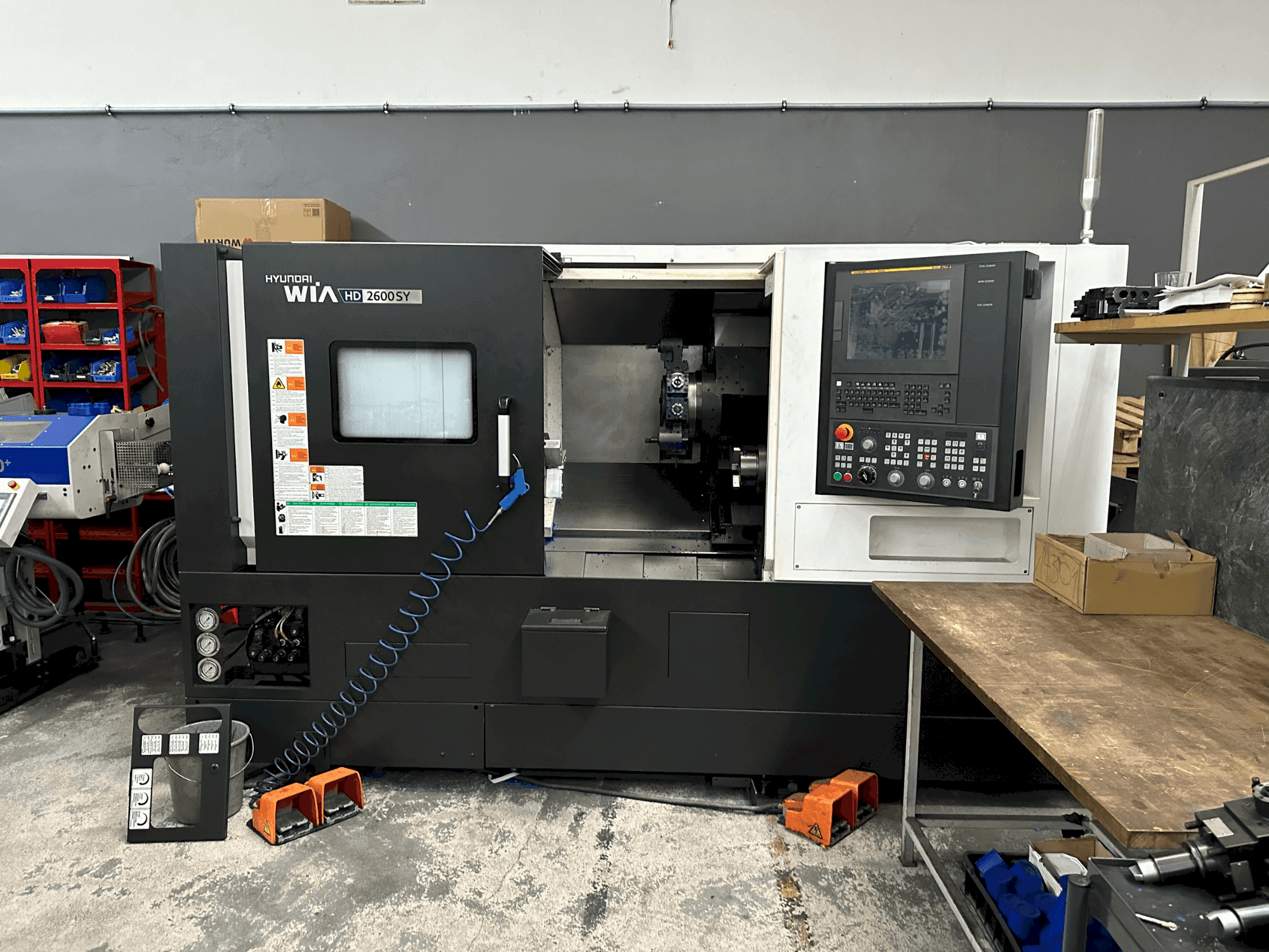 Vista frontale della macchina Hyundai Wia HD 2600SY