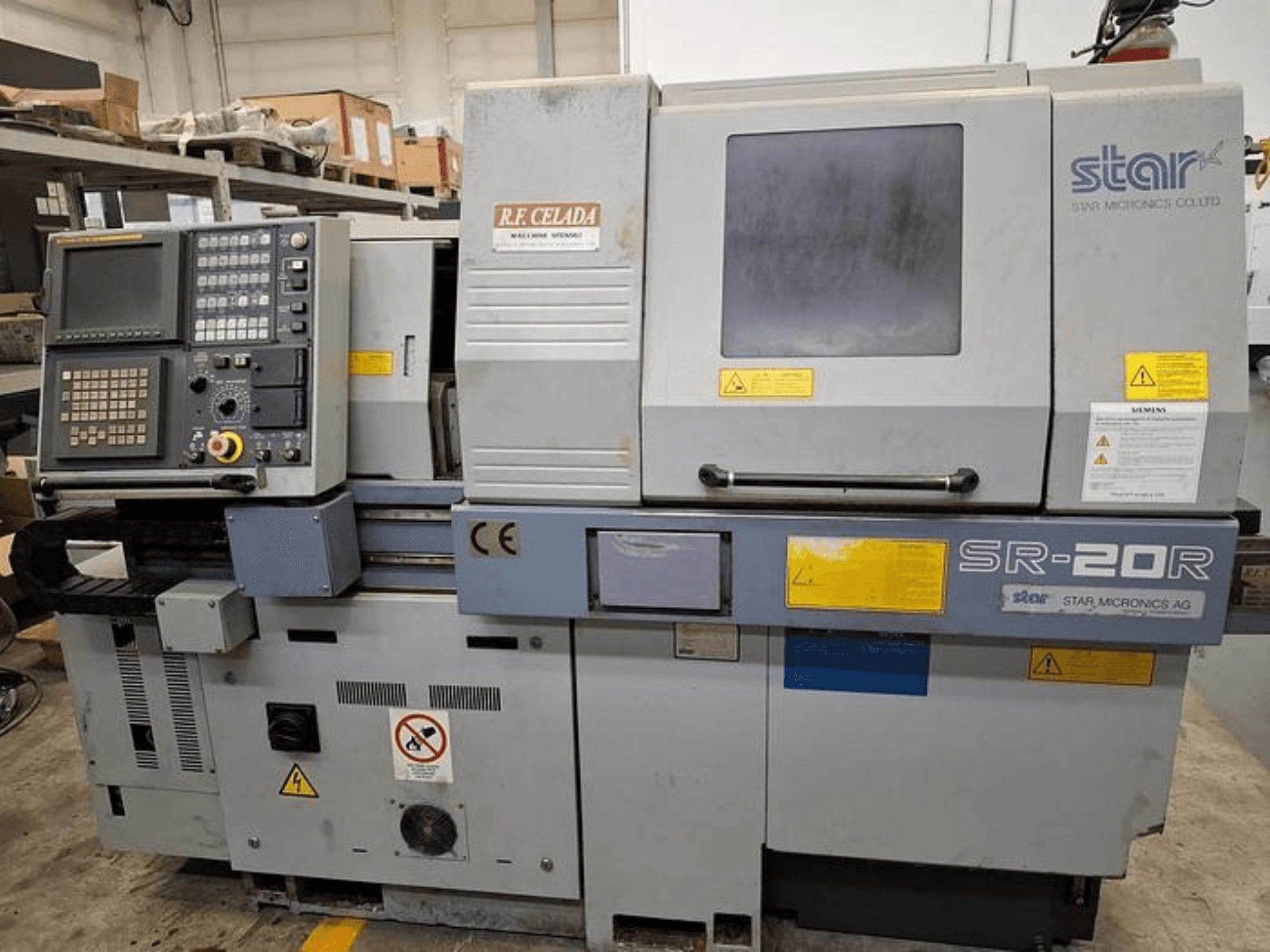 Tornio CNC Star SR-20R con pannello di controllo, vista frontale, con pulsanti operativi, schermo ed etichette di sicurezza.