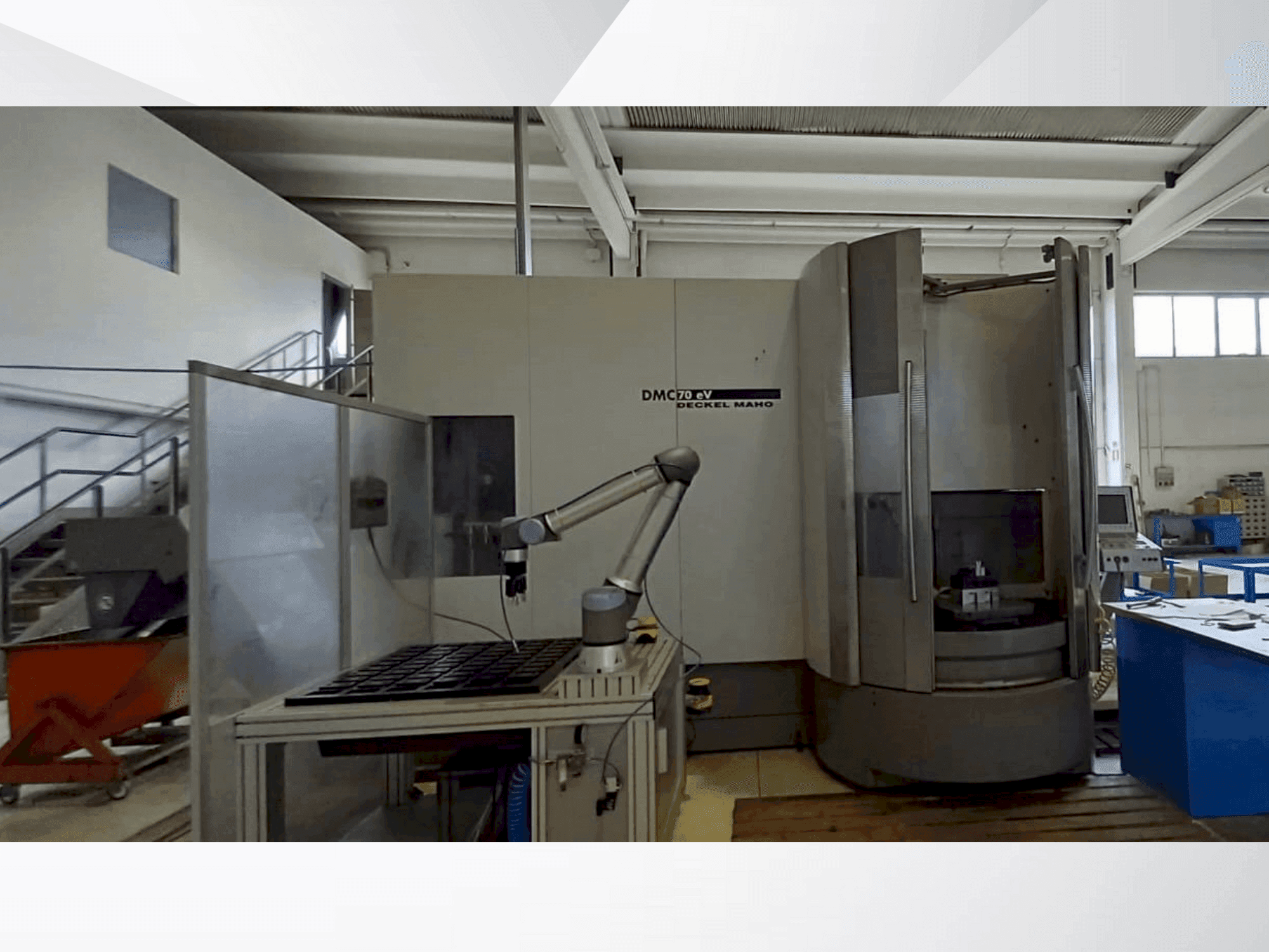 Vista frontale della macchina DECKEL MAHO DMC 70 Evo