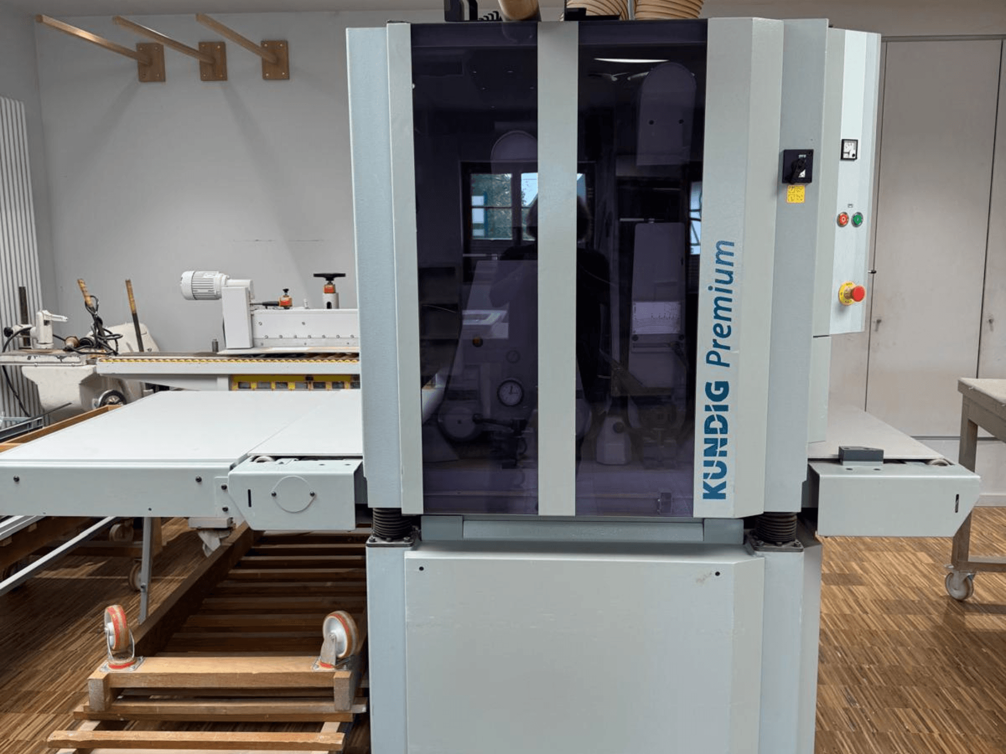 Levigatrice a nastro Kundig Premium 2-1100-RP in vista frontale con pannello di controllo e ampio vetro per la visibilità.
