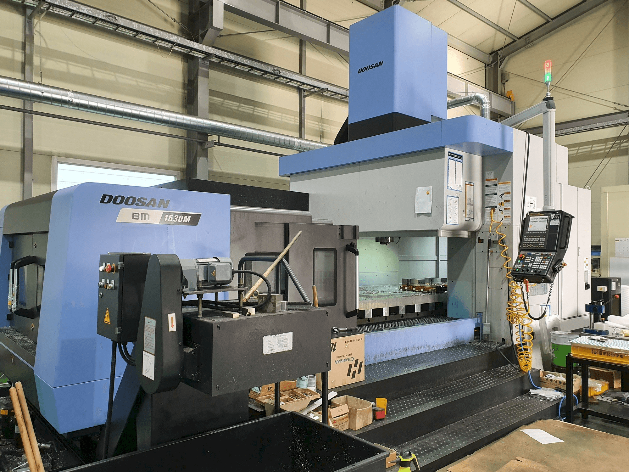 Vista frontale della macchina Doosan BM1530M