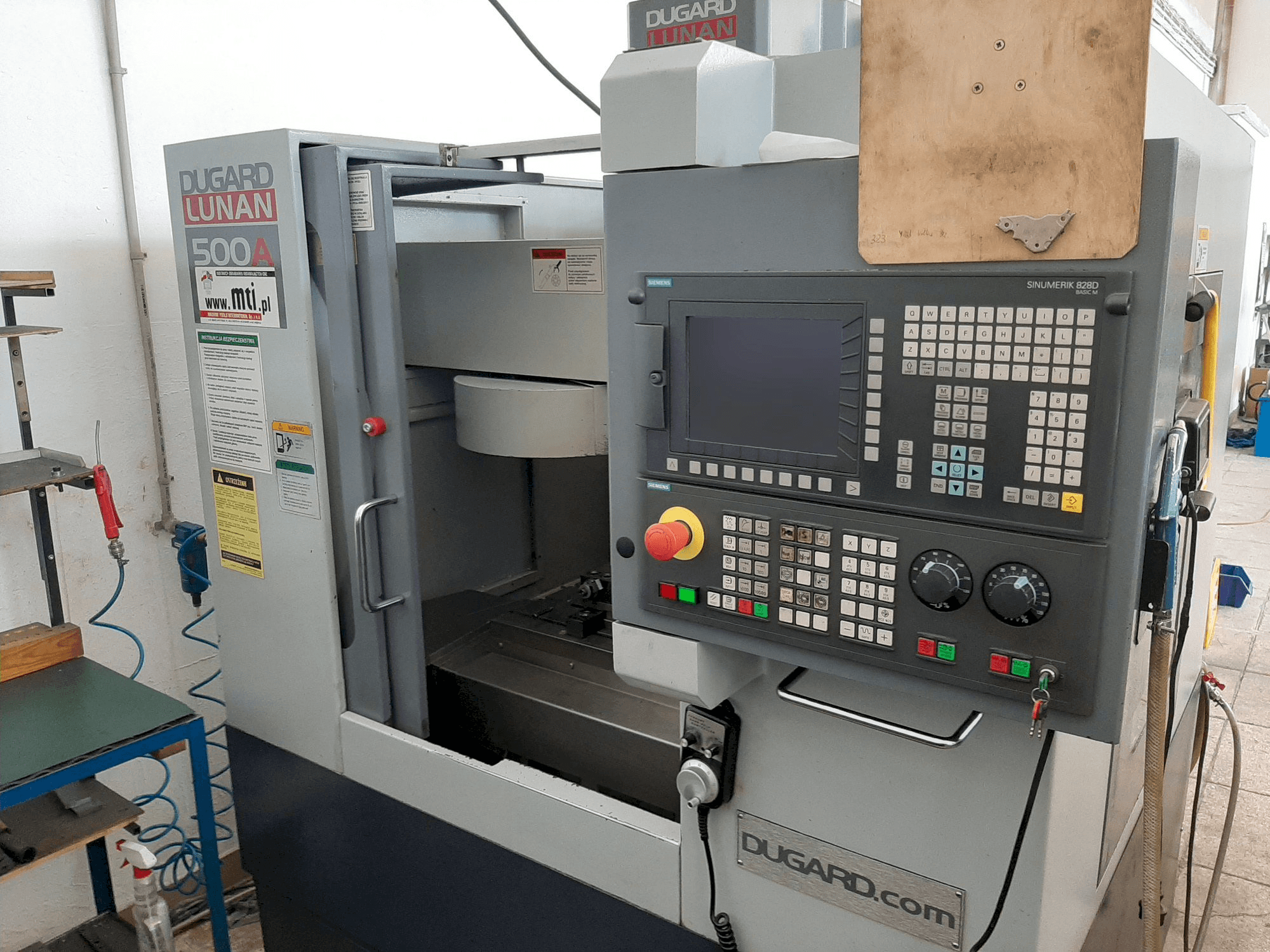 Vista frontale della macchina Dugard LUNAN 500A