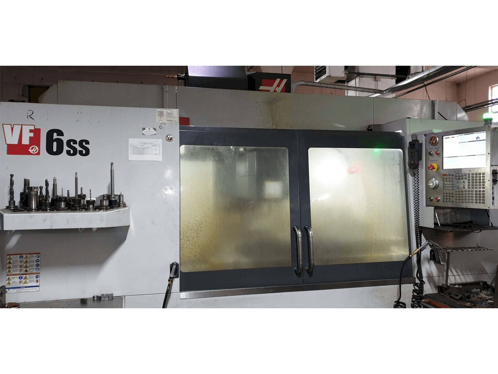 Vista frontale della macchina HAAS VF-6SS