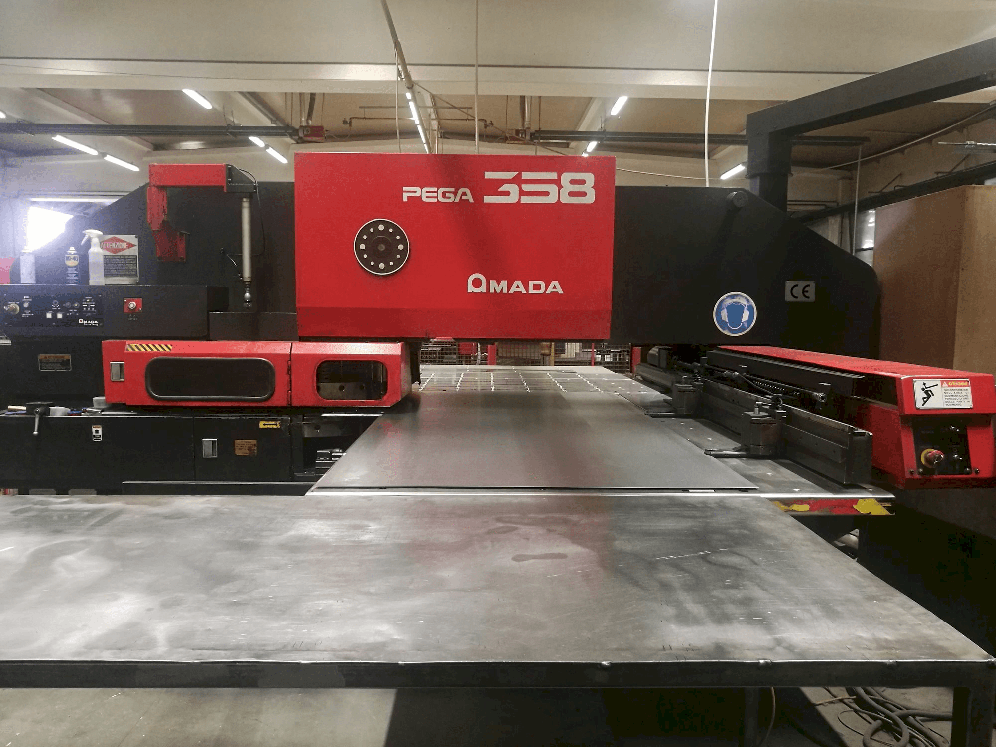 Vista frontale della macchina AMADA PEGA 358