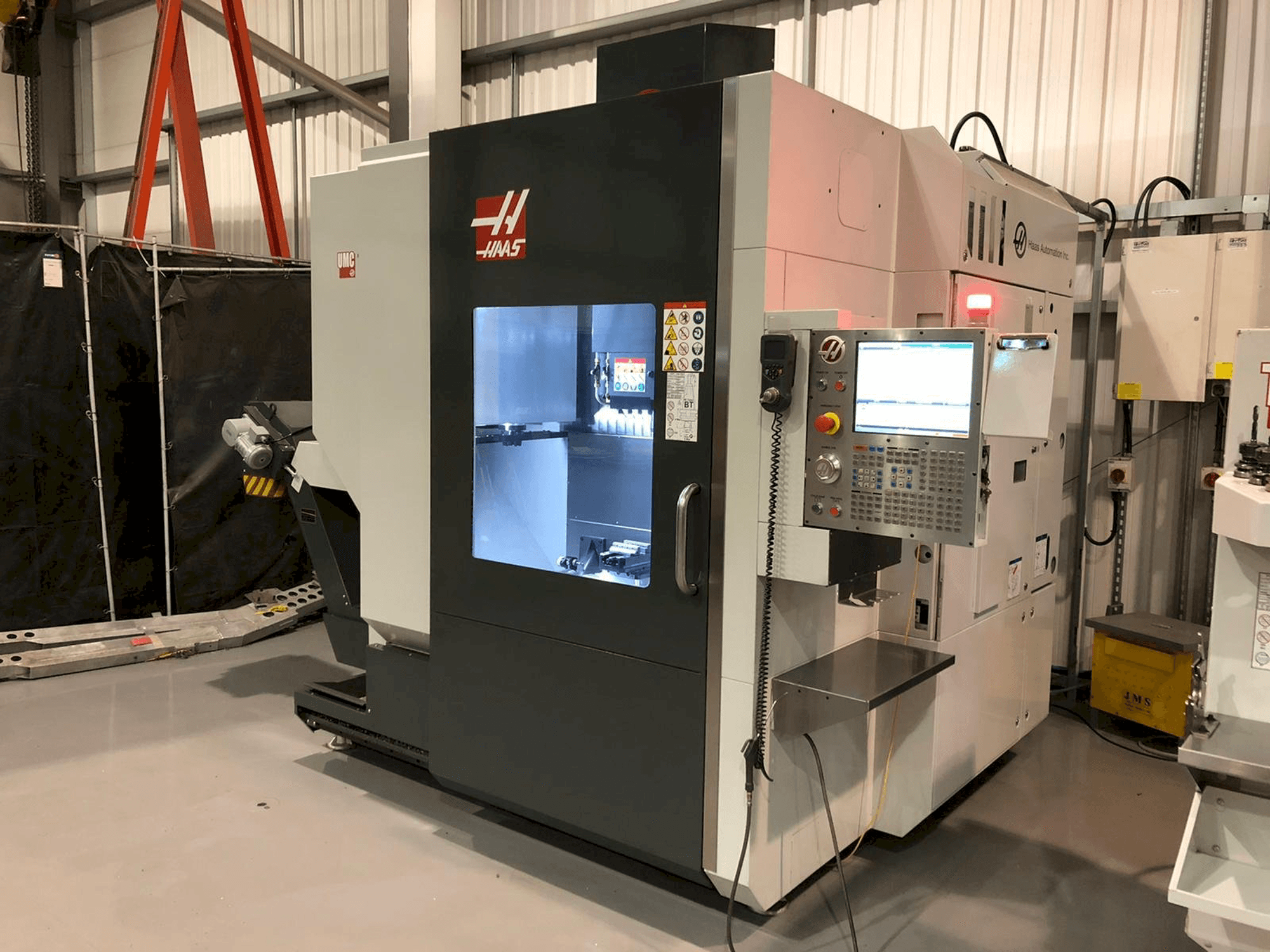 Vista frontale della macchina HAAS UMC - 750