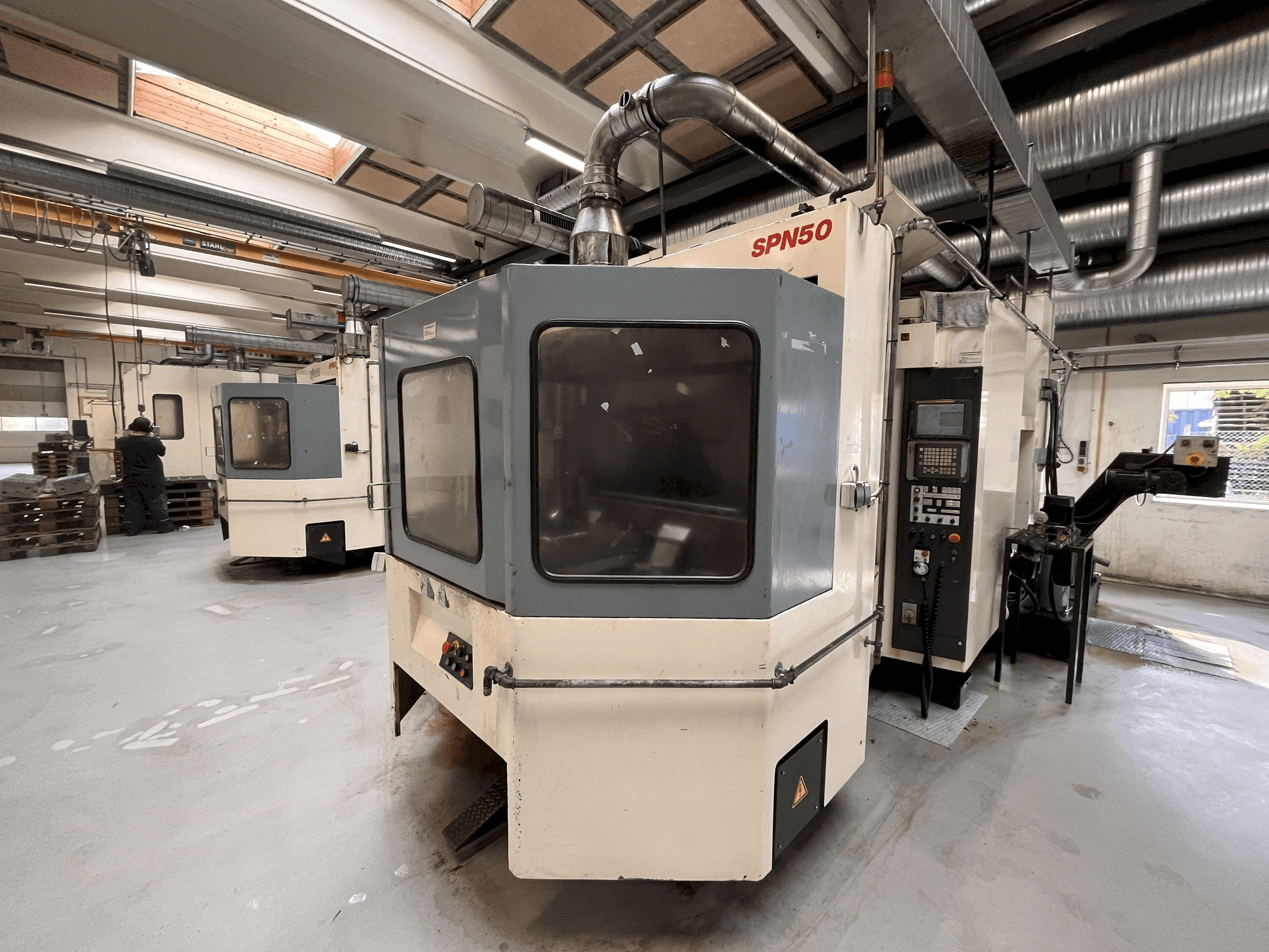 Vista frontale della macchina Niigata SPN 50