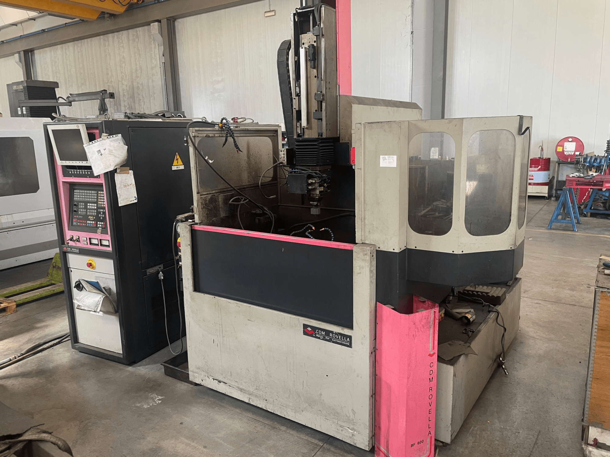 Centro di lavoro CDM Rovella BF 800, vista laterale che mostra il pannello di controllo, la copertura antipolvere e l'impostazione industriale.