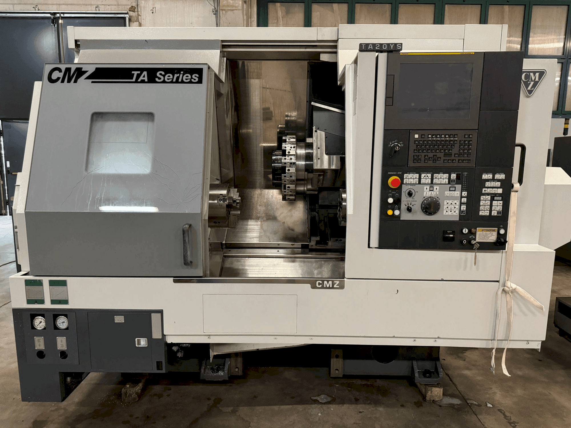 Vista frontale della macchina CMZ TA20YS