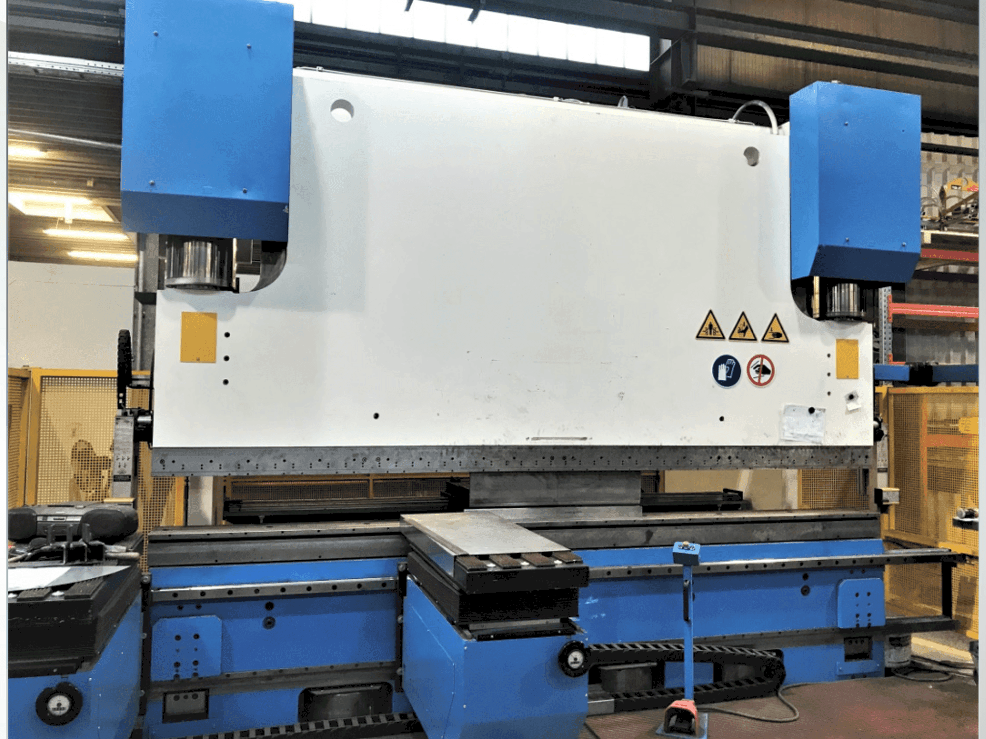 Vista frontale della macchina Bystronic Beyeler PR 500x1400