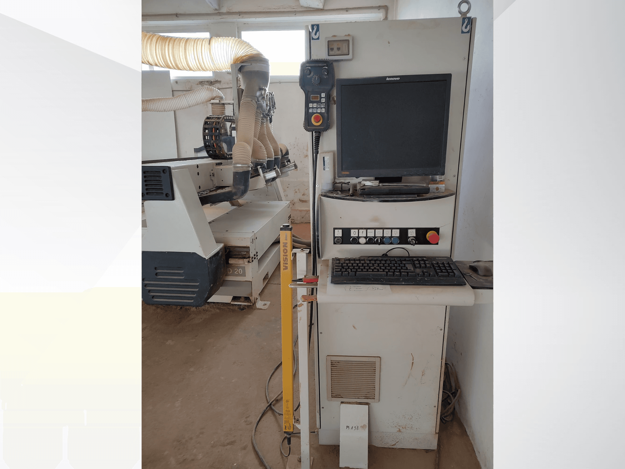 Router CNC SCM ACCORD 20 in un'officina, vista frontale con pannello di controllo, monitor e sistema di aspirazione della polvere visibili.