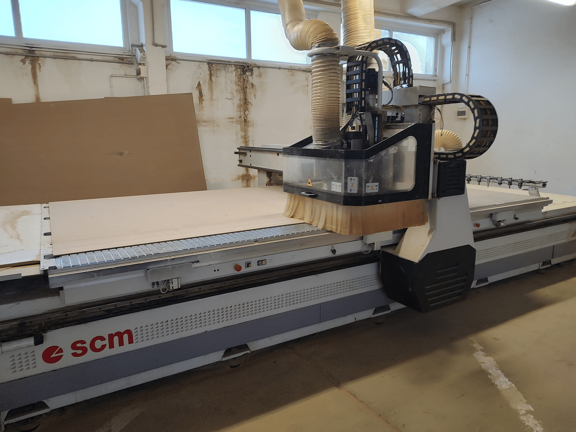 Router CNC SCM ACCORD 20 in vista frontale, con la testa di taglio e l'ampio piano di lavoro, ideale per la lavorazione del legno.