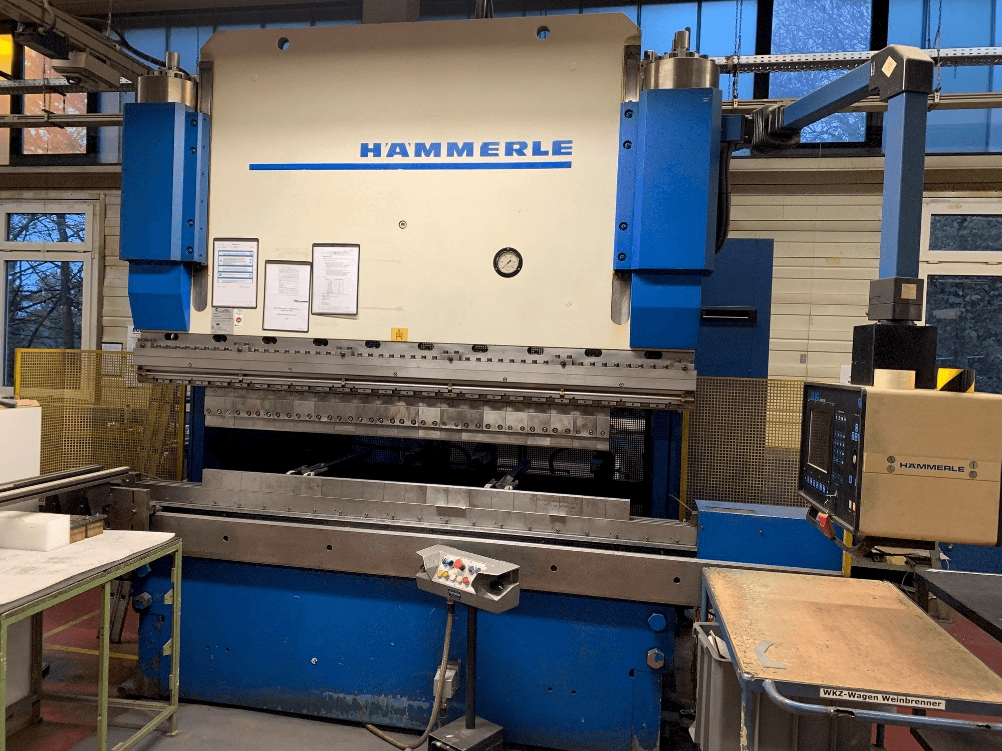 Vista frontale della macchina HAMMERLE AP 200 2600 Serie 3