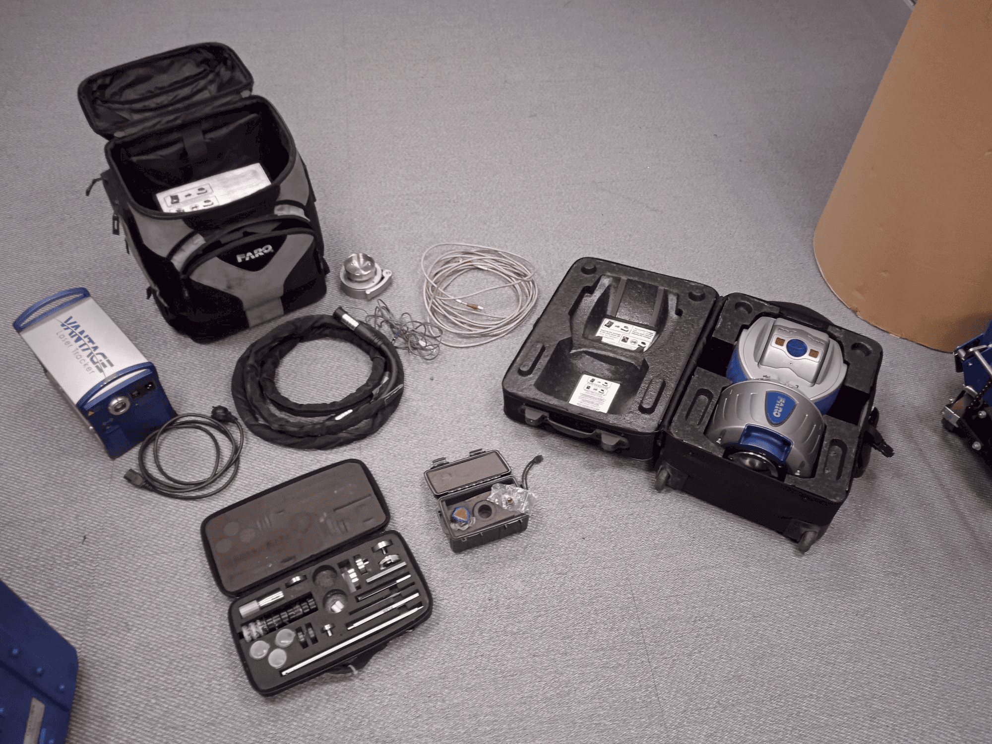 Vista frontale della macchina Faro Advantage Laser Tracker