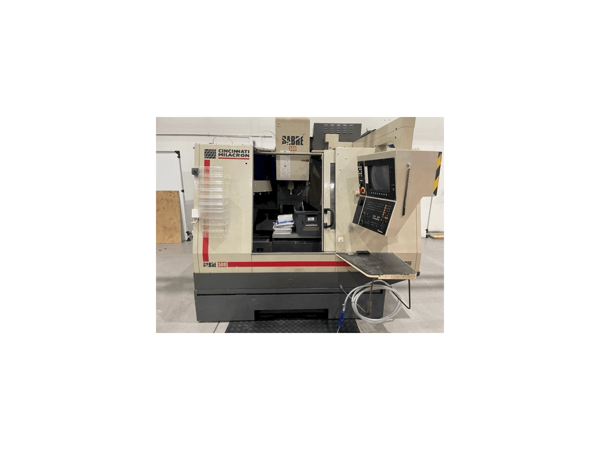 Vista frontale della macchina Cincinnati Milacron Sabre 500