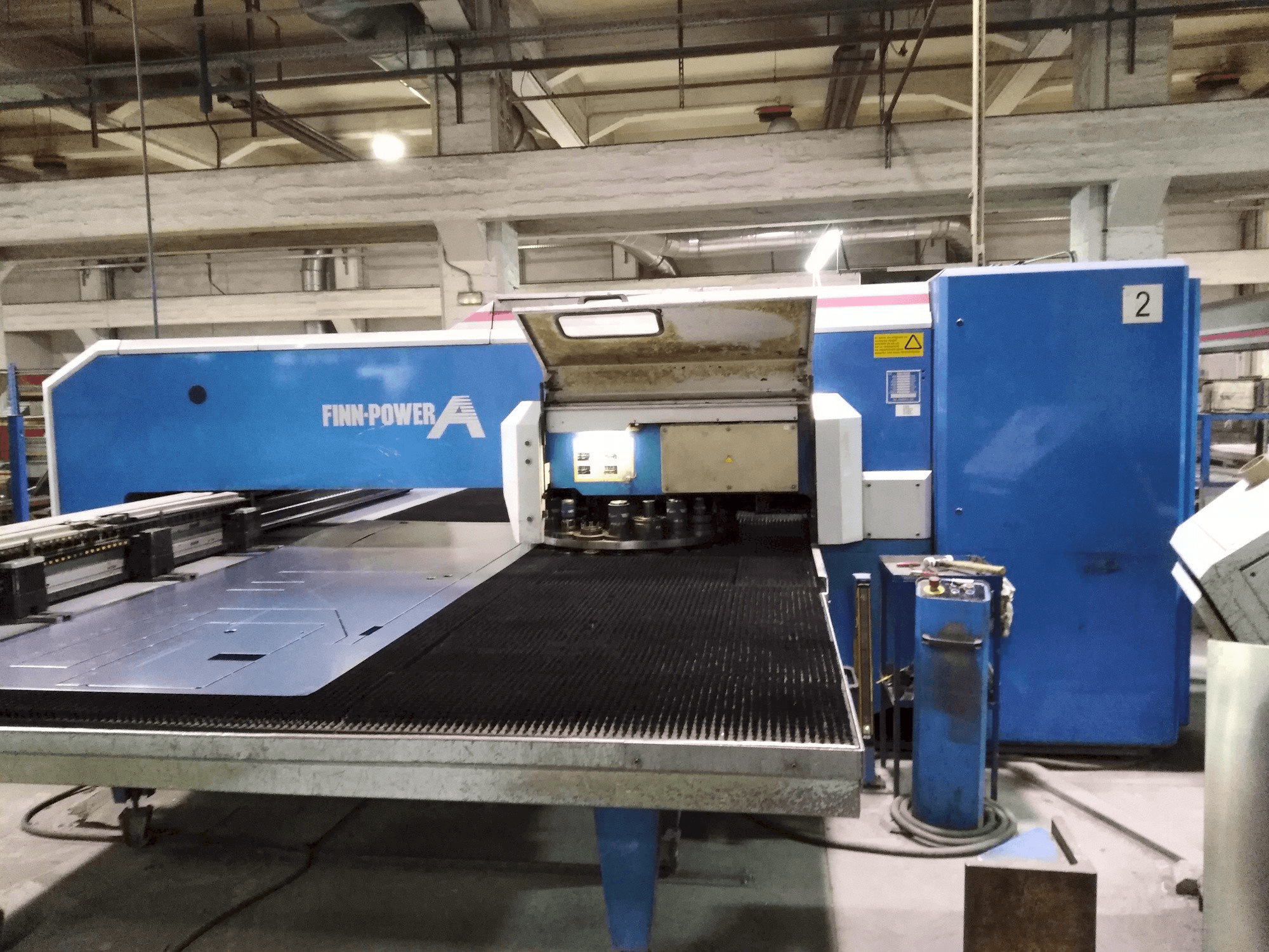 Vista frontale della macchina Finn-Power A5-25 SB