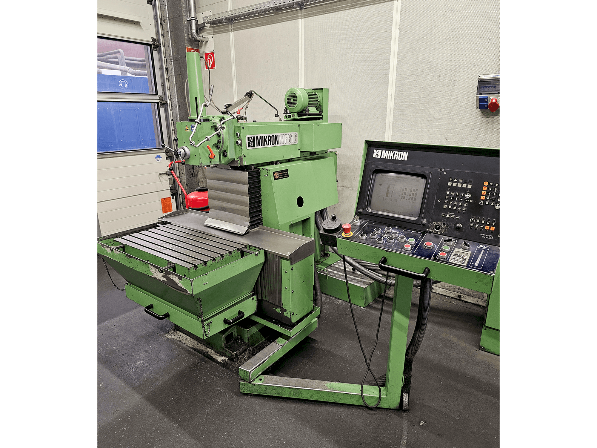 Vista frontale della macchina MIKRON WF-31C