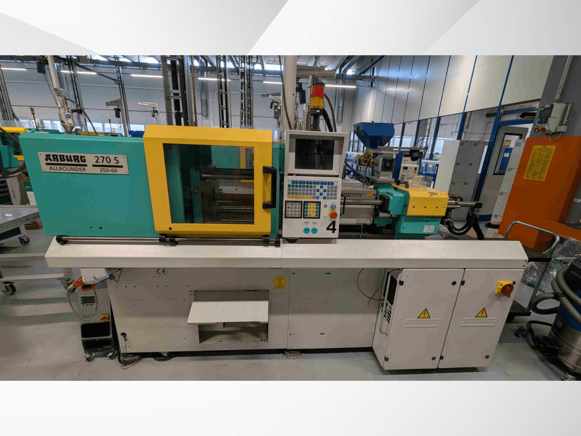 Macchina per lo stampaggio a iniezione idraulica Arburg 270 S 400-60 vista frontale, con pannello di controllo ed elementi di sicurezza.