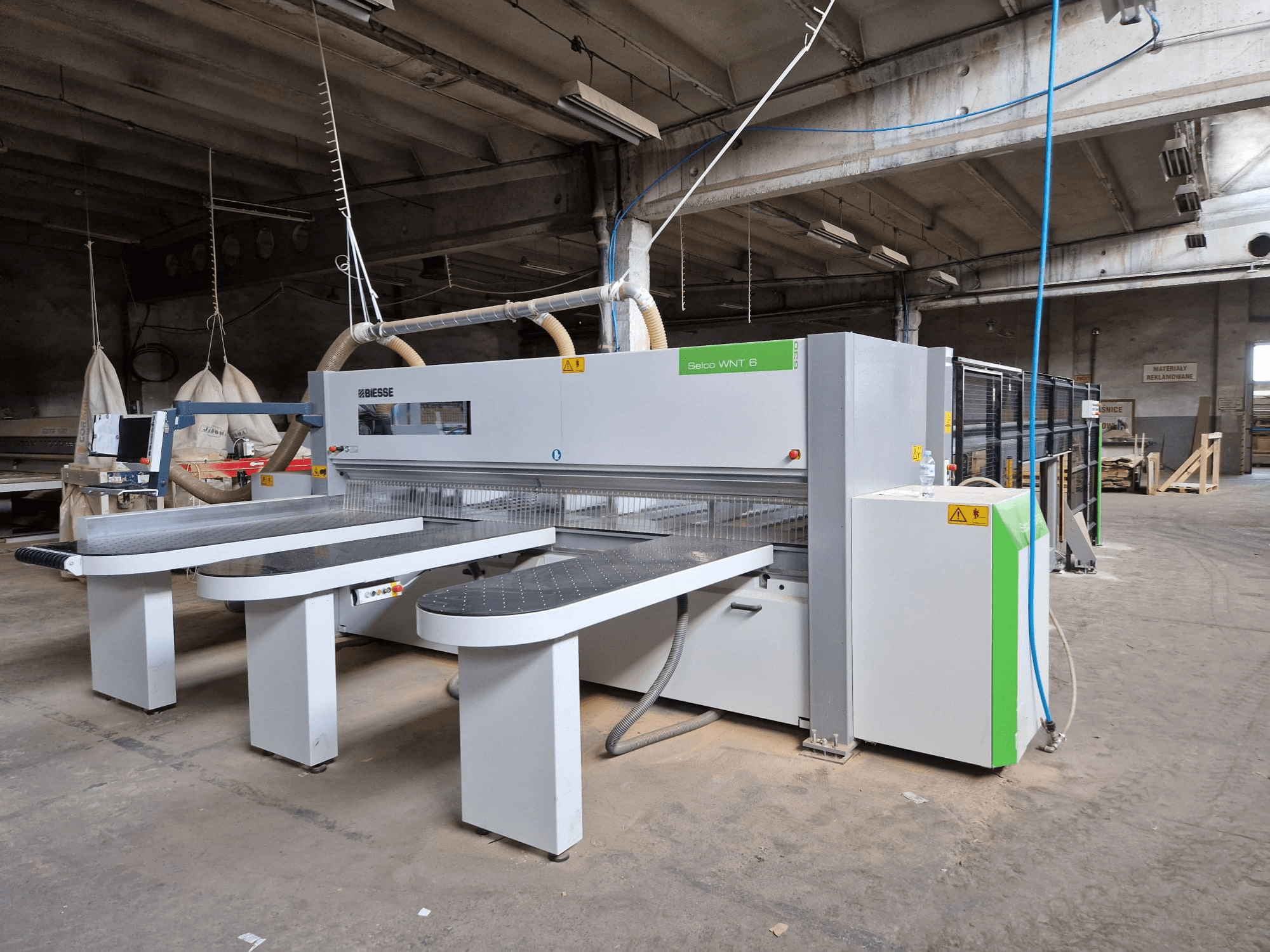 Sezionatrice Biesse Selco WNT 6 in un'impostazione di fabbrica, vista frontale che mostra le lame collegate e il pannello di controllo.
