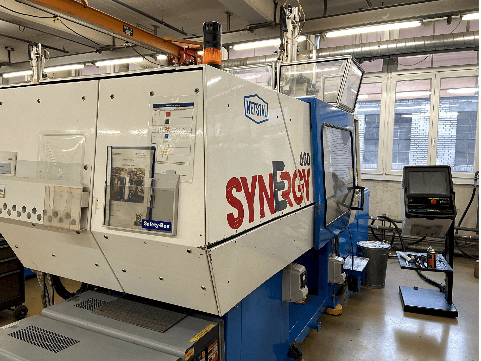 Vista frontale della macchina Netstal Synergy 600-60