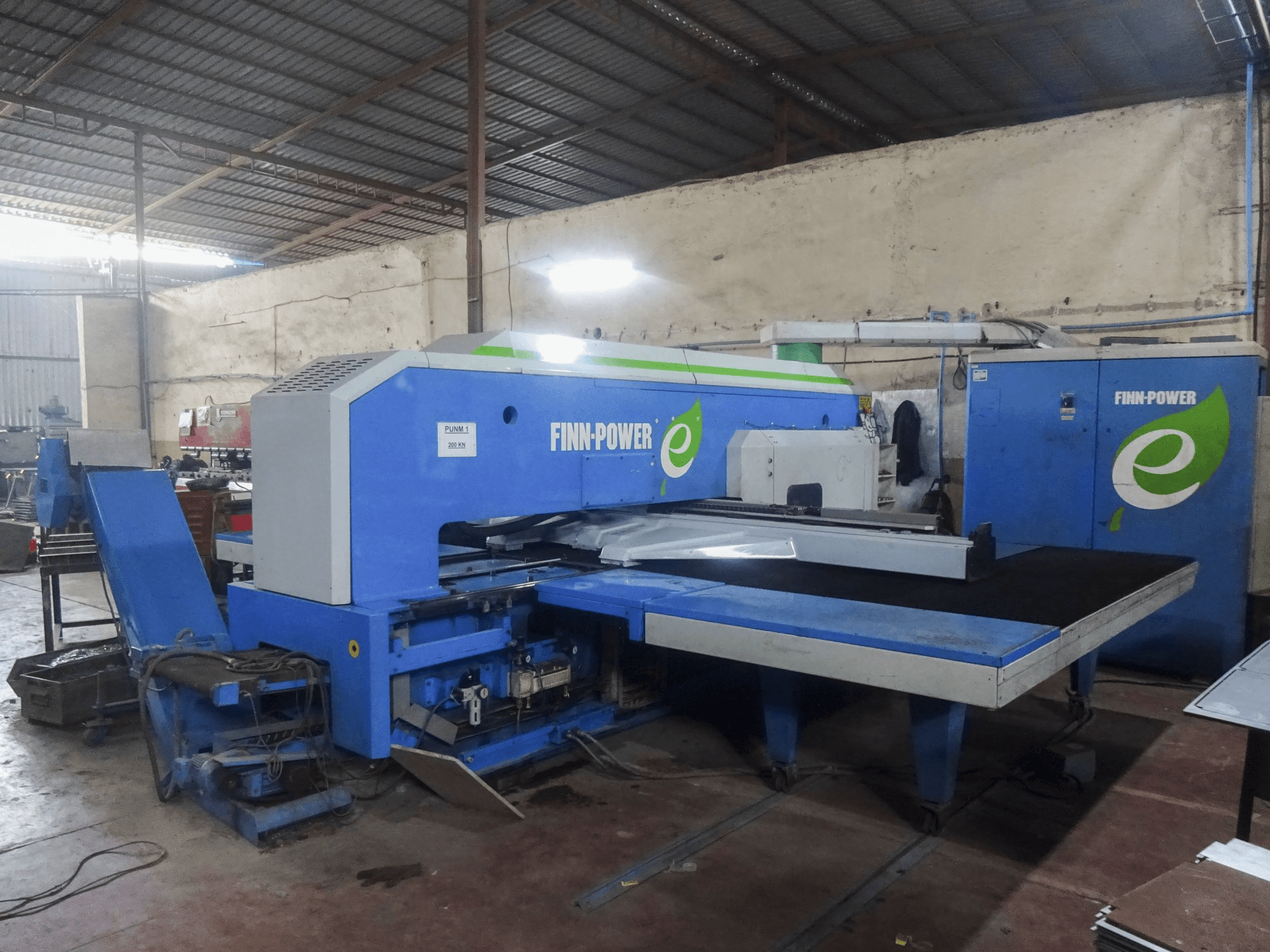 Vista lato sinistro della macchina Finn-Power E5 SBU