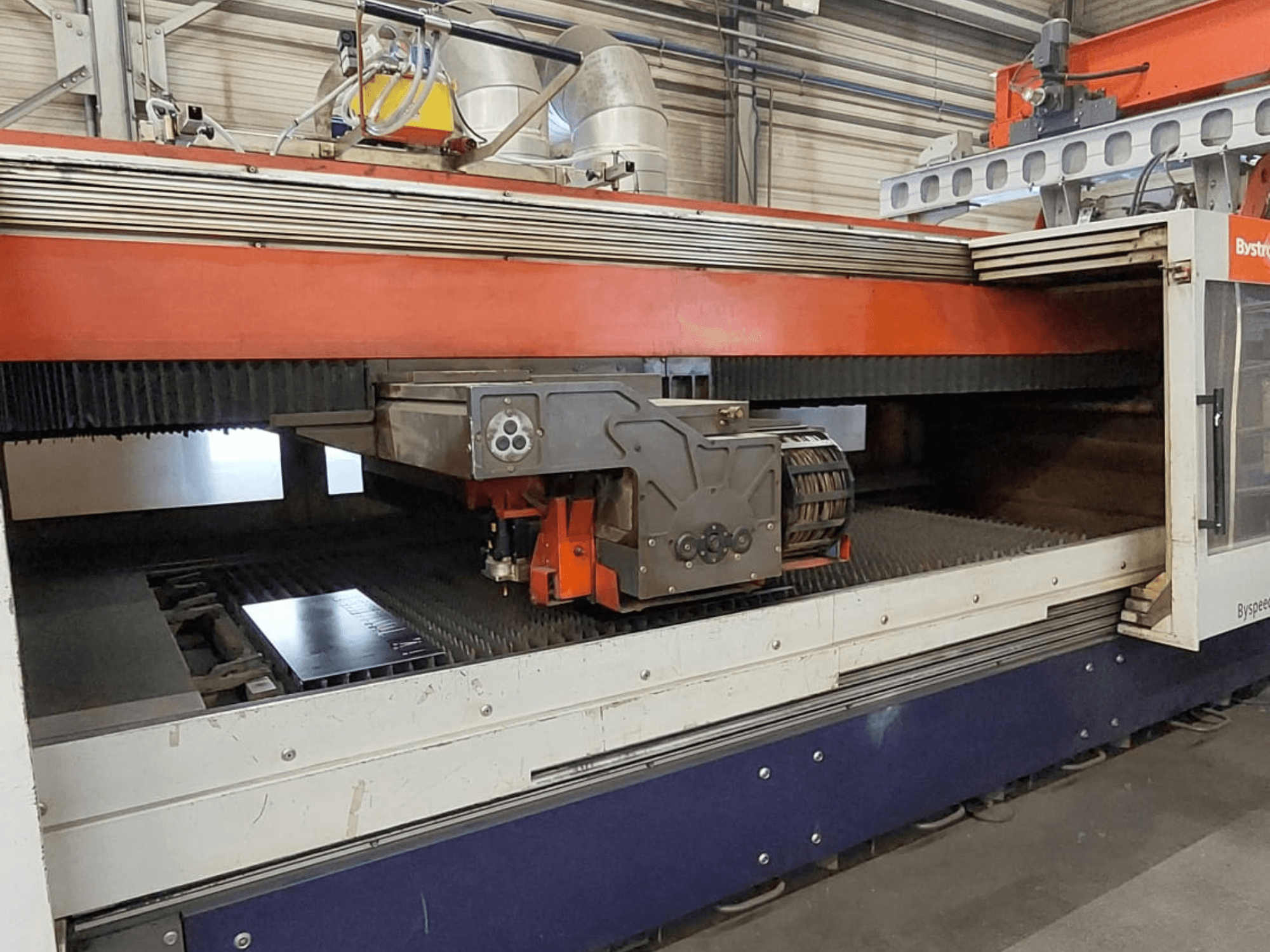 Macchina da taglio laser a CO₂ Bystronic BySpeed 3015, vista frontale che mostra la testa di taglio e la lamiera sul piano di taglio.