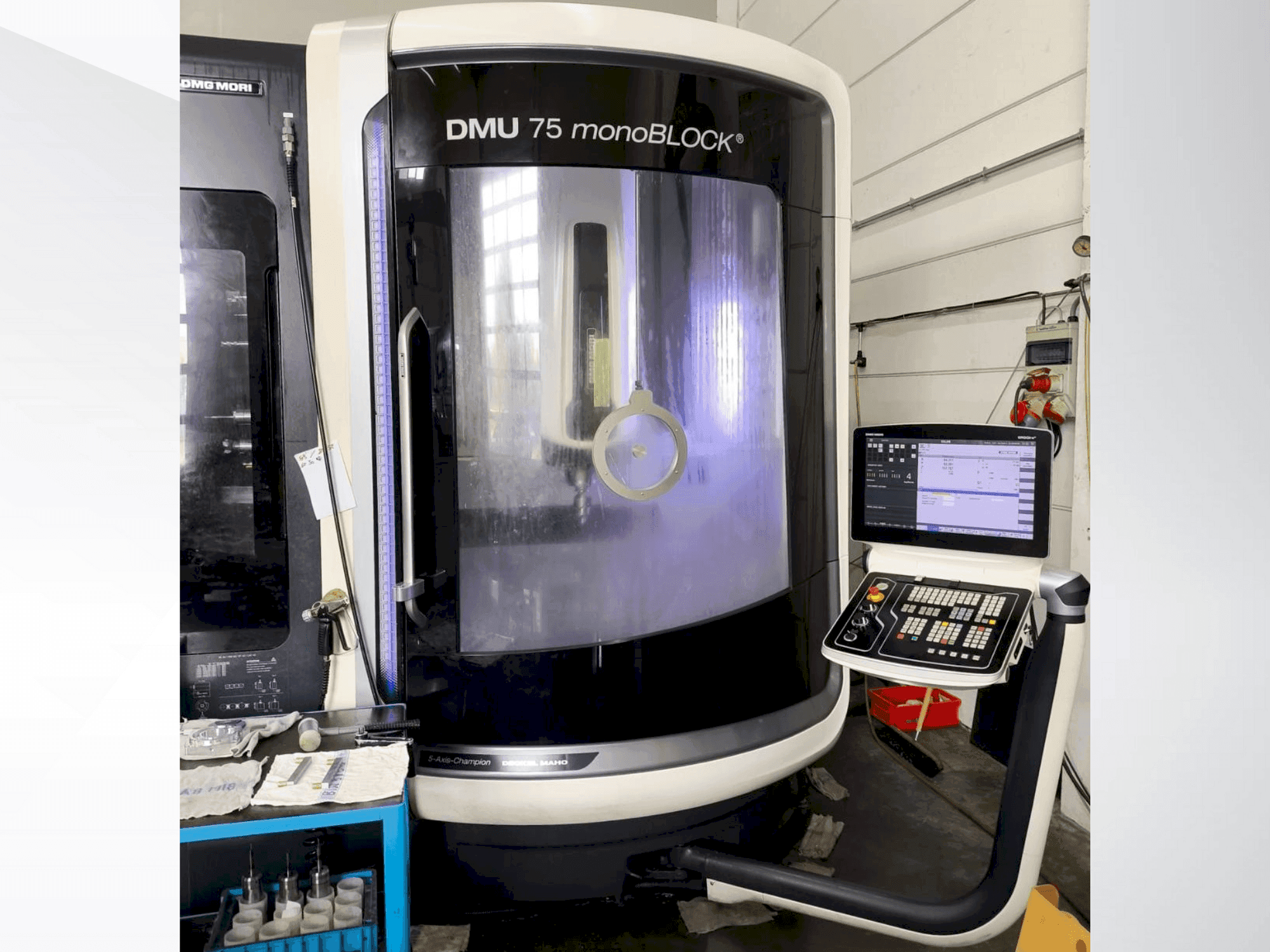 Vista frontale della macchina DMG MORI DMU 75 monoBlock