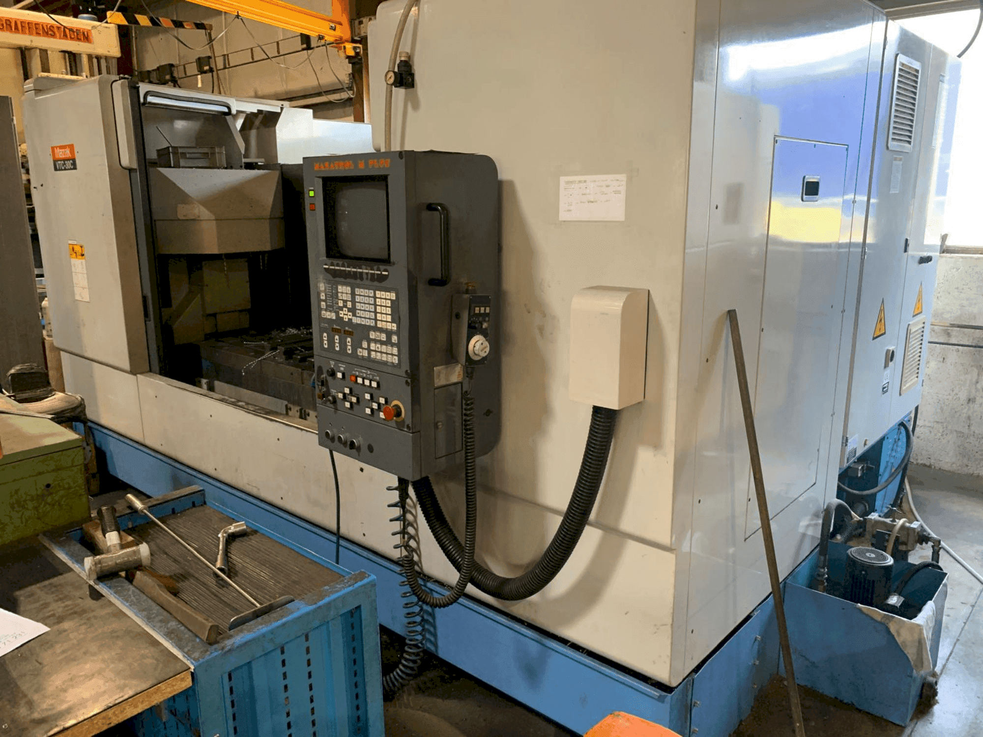 Vista frontale della macchina Mazak VTC 30C