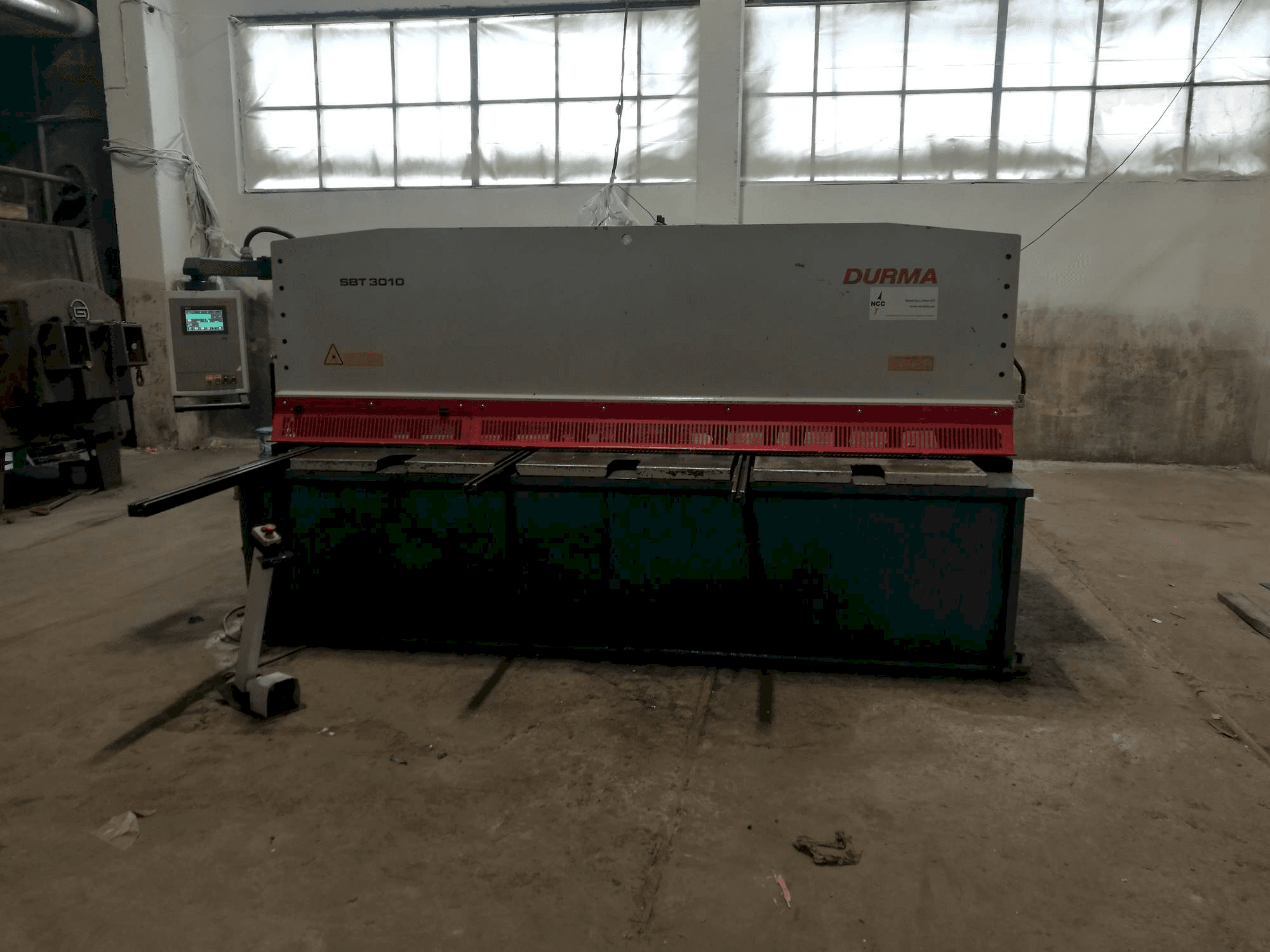 Vista frontale della macchina Durma SBT 3010