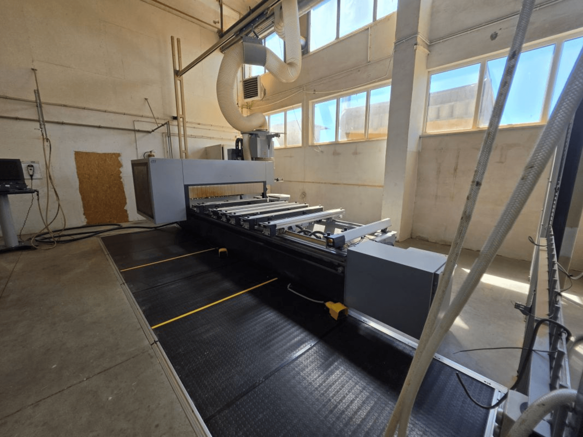 Centro di lavorazione CNC FORMAT4 PROFIT H350 16.30 da una vista laterale, con un design elegante e uno spazio di lavoro operativo.