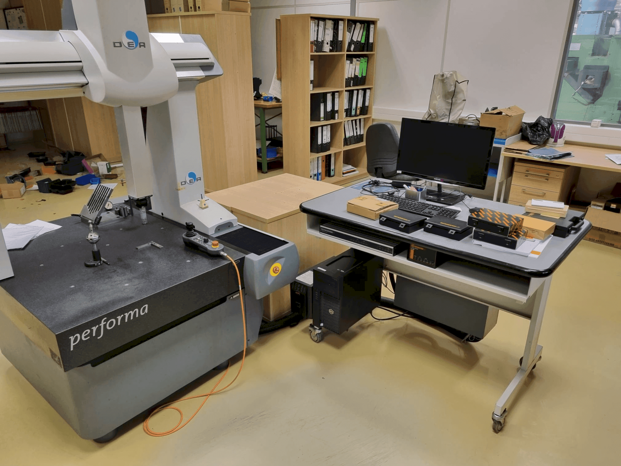 Vista frontale della macchina DEA Global 070705 performa