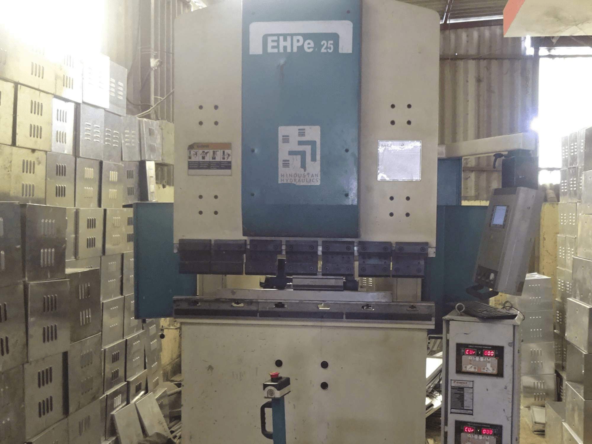 Vista frontale della macchina Hindustan Hydraulics EHPe 25