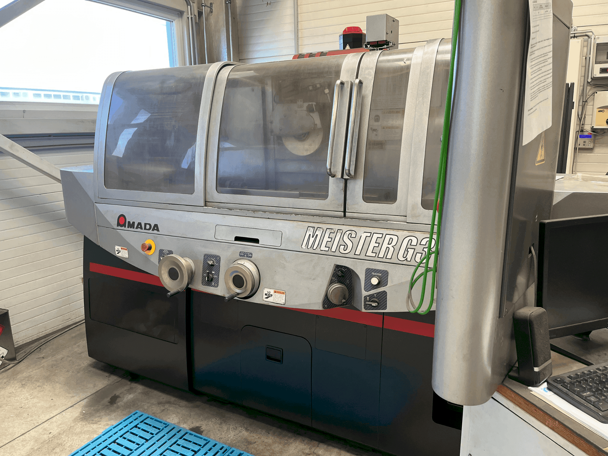 Vista frontale della macchina AMADA MEISTER G3