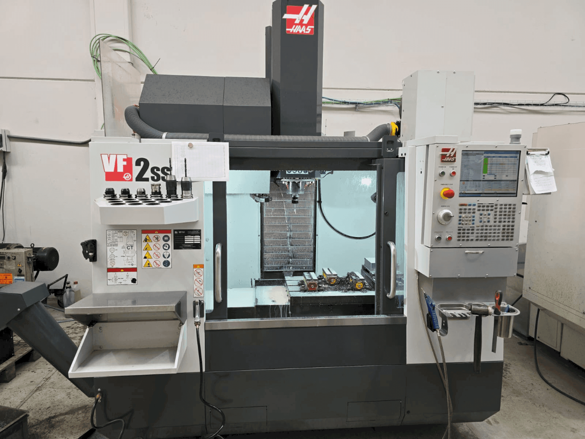 Vista frontale della macchina HAAS VF 2SSYT