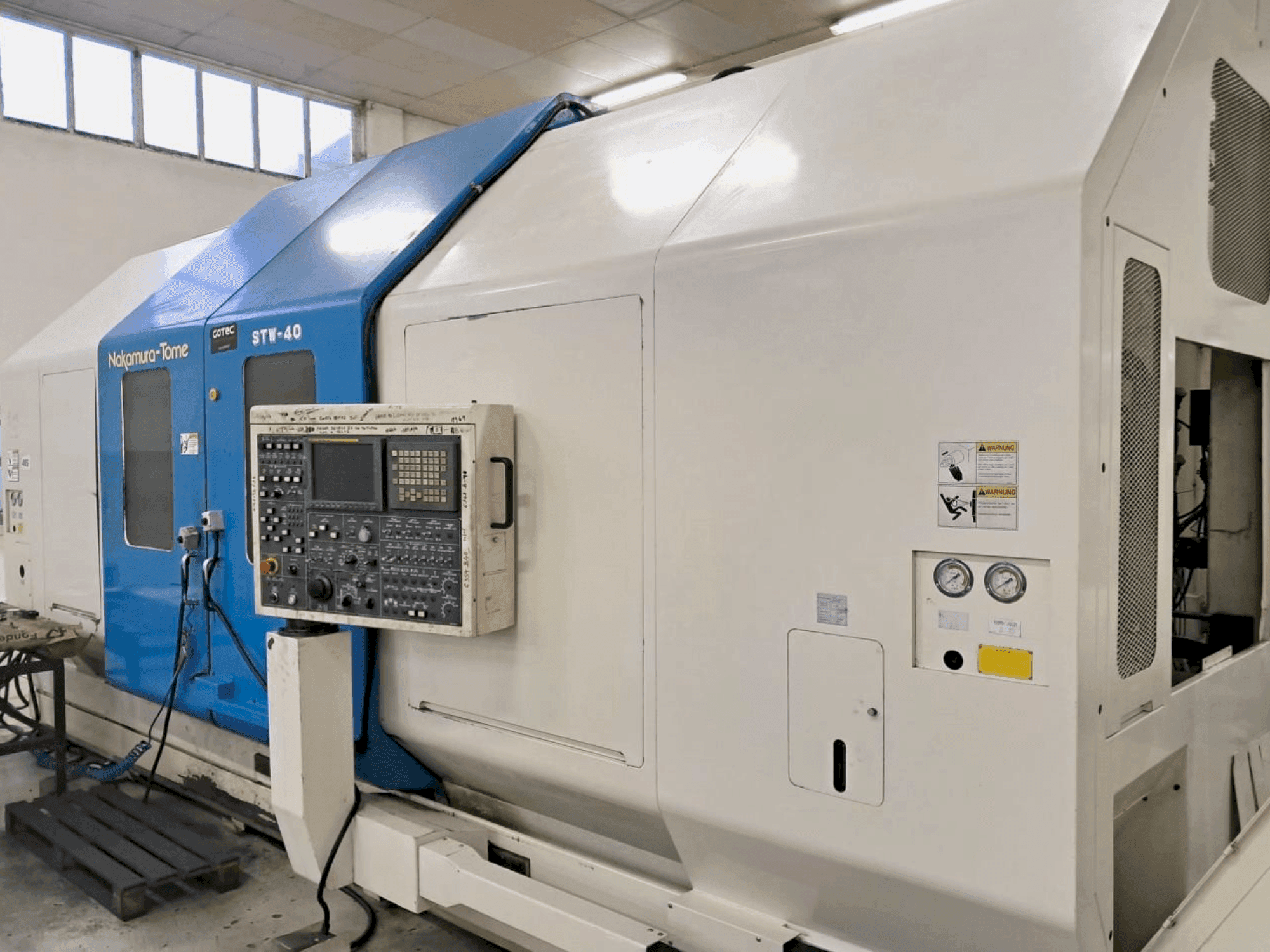 Vista frontale della macchina NAKAMURA-TOME STW-40