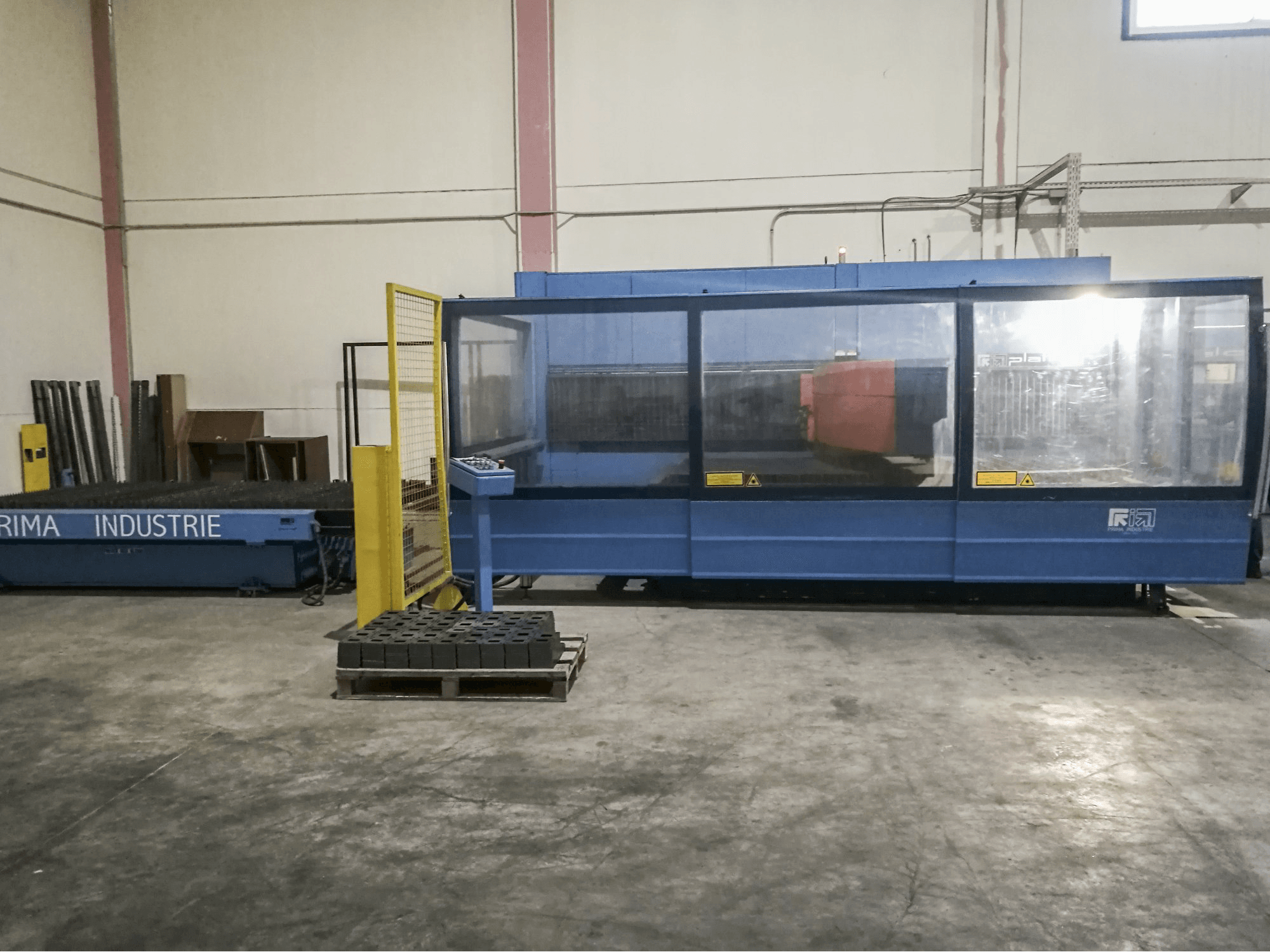 Vista laterale destra della macchina Prima Power Platino 1530