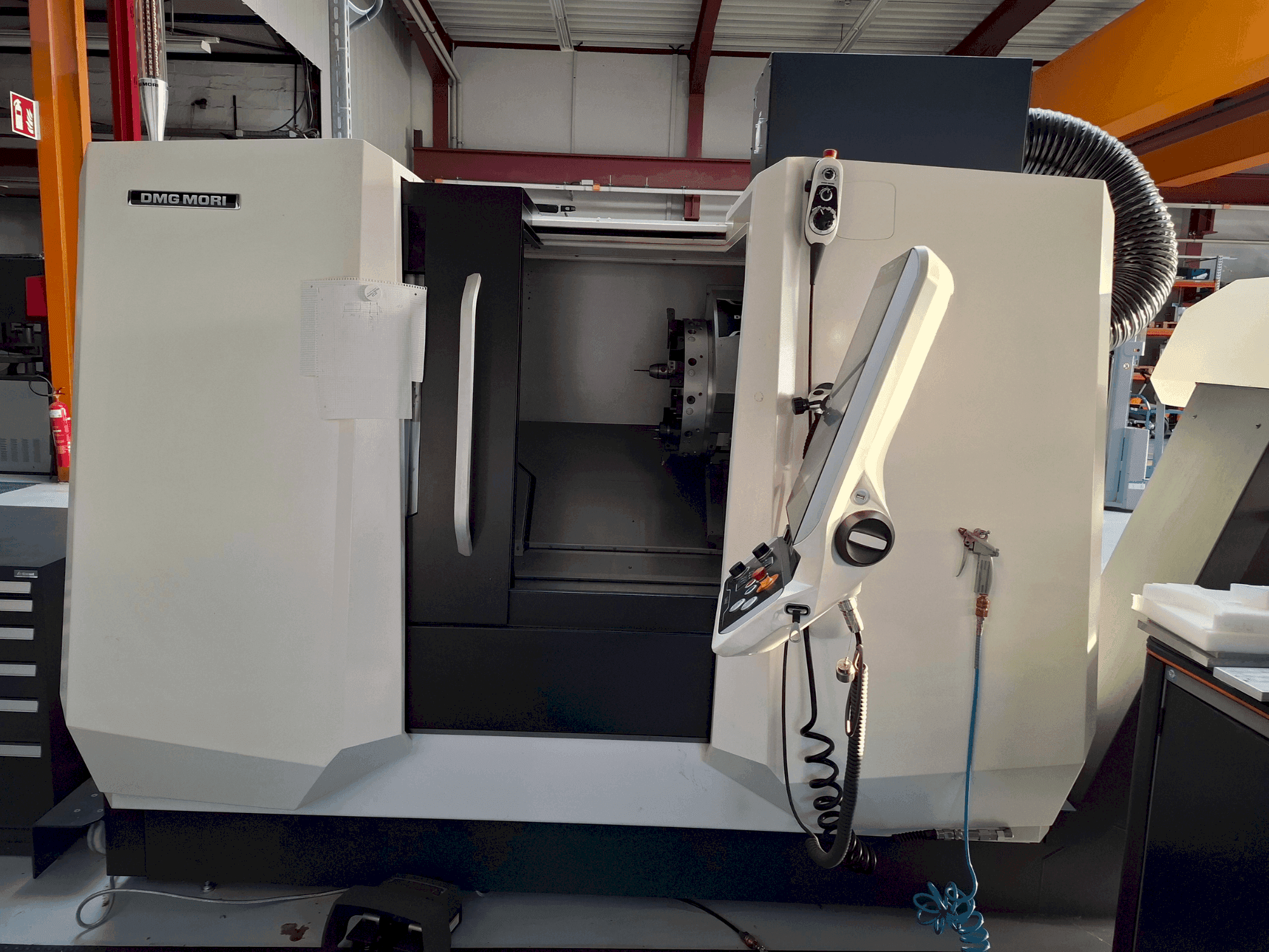 Vista frontale della macchina DMG MORI CLX 350 V3