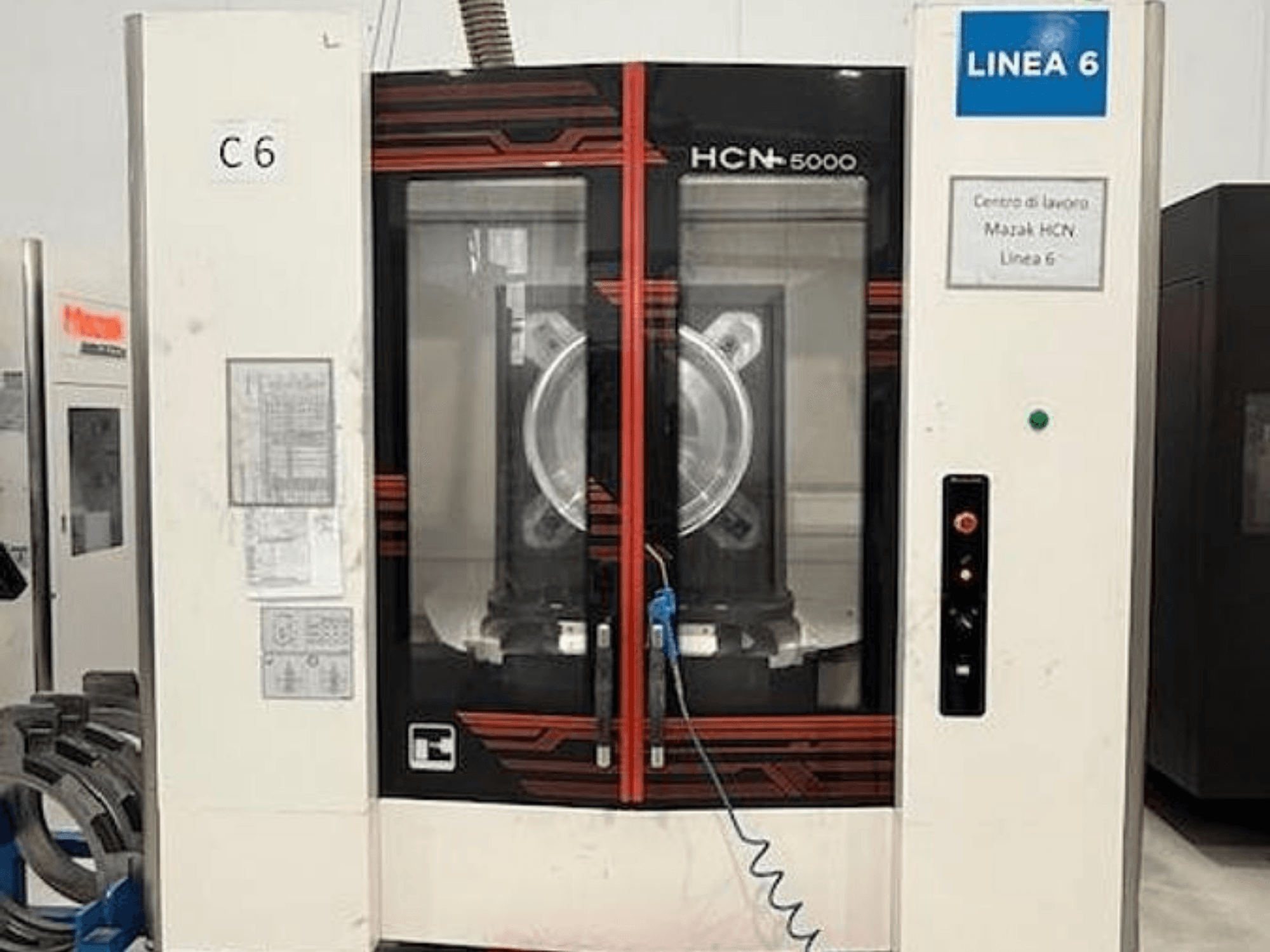 Centro di lavoro orizzontale Mazak HCN-5000, vista frontale che mostra il pannello di controllo, l'ampia zona del mandrino e i dettagli dell'area di lavoro.