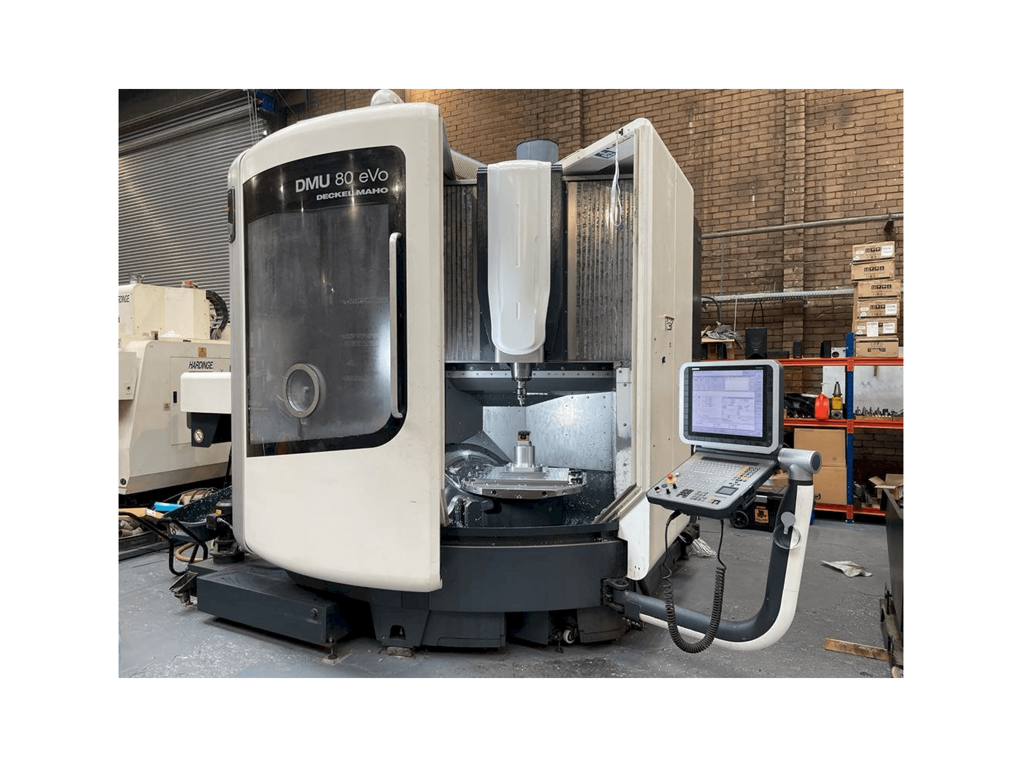 Vista frontale della macchina DMG DMU 80 eVo Linear