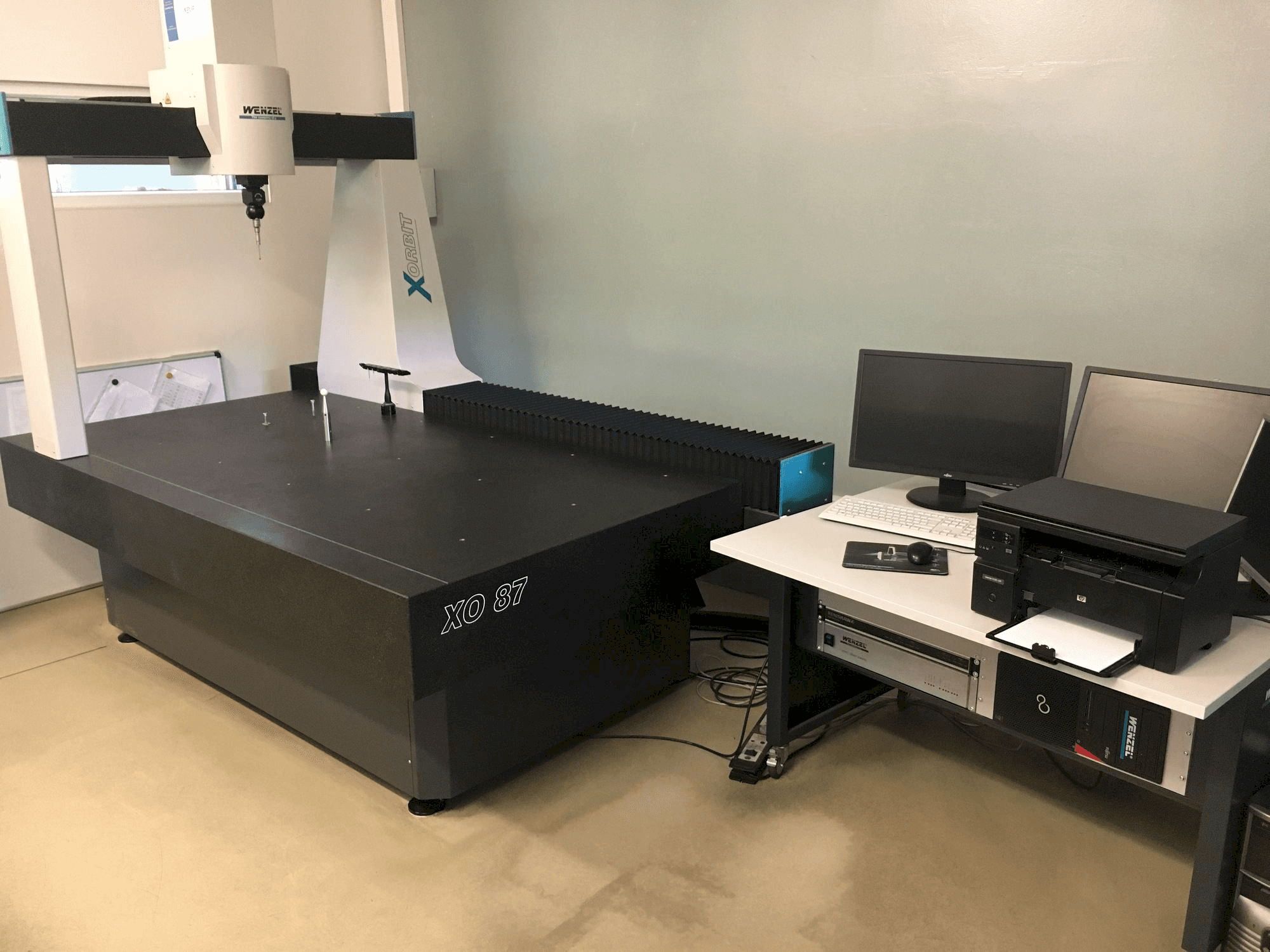 Vista frontale della macchina Wenzel X-Orbit 800 / 1000 / 700 CNC