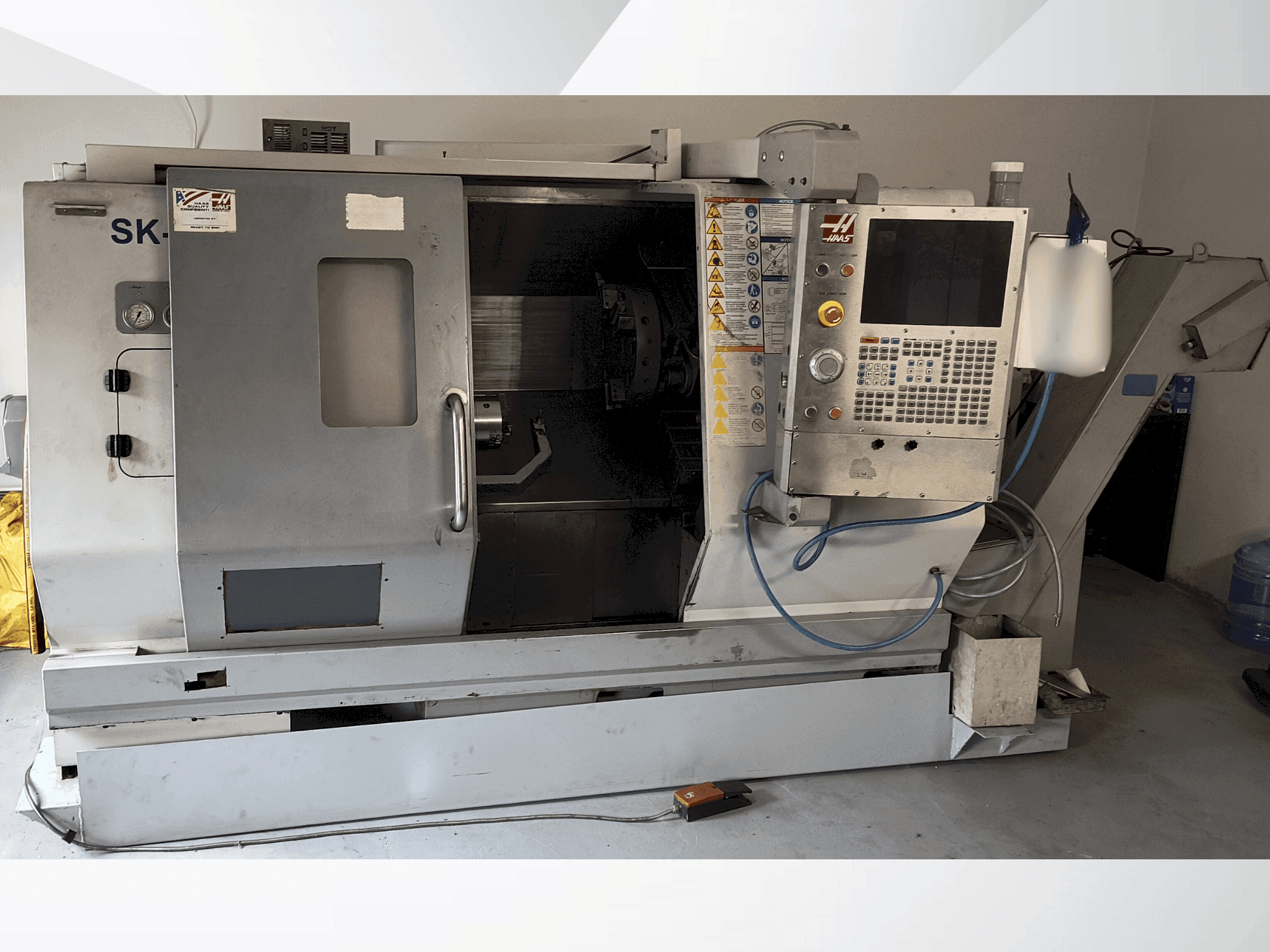 Vista frontale della macchina HAAS SL-20 THE