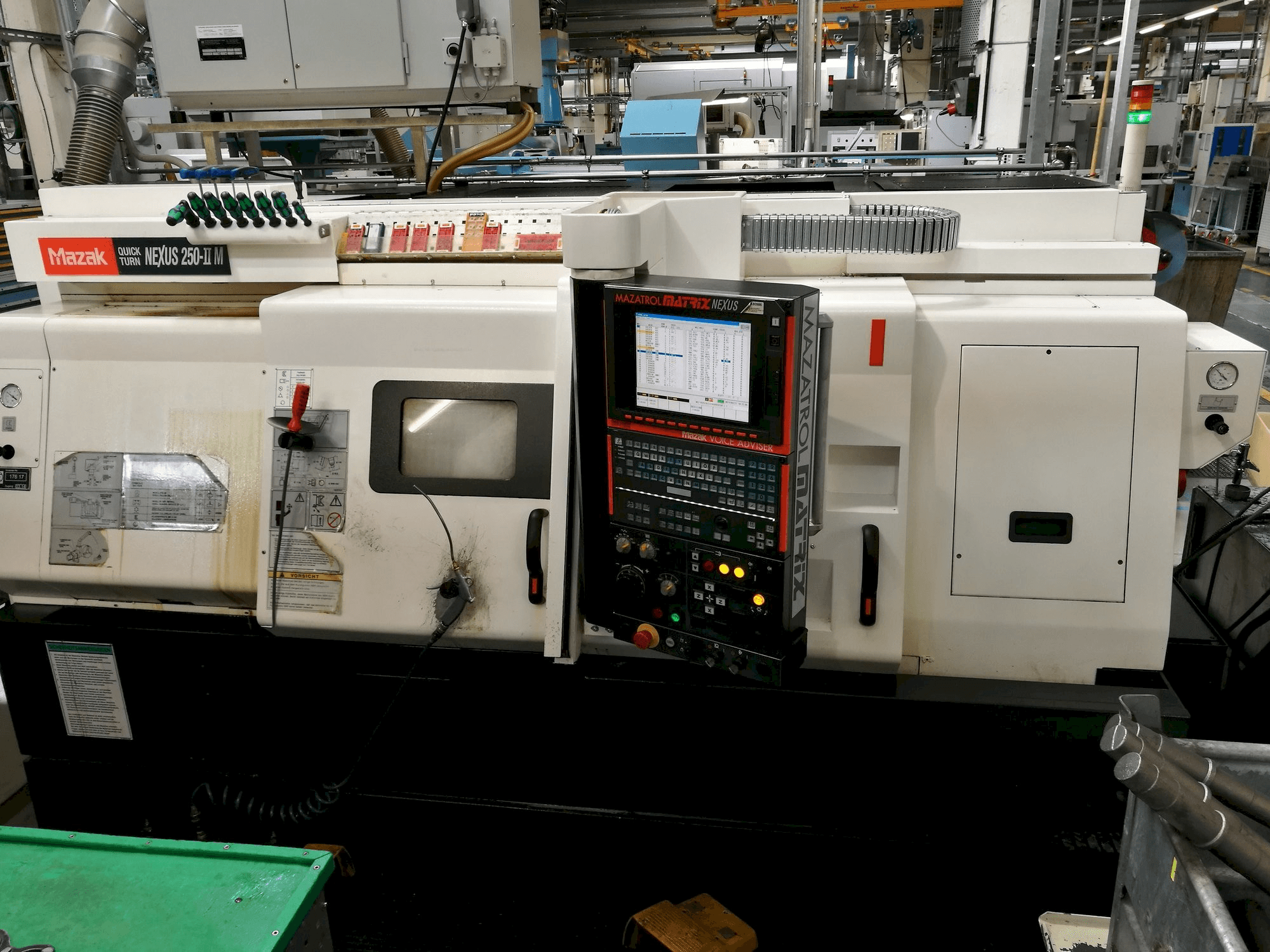 Vista frontale della macchina Mazak Quickturn Nexus 250-II M