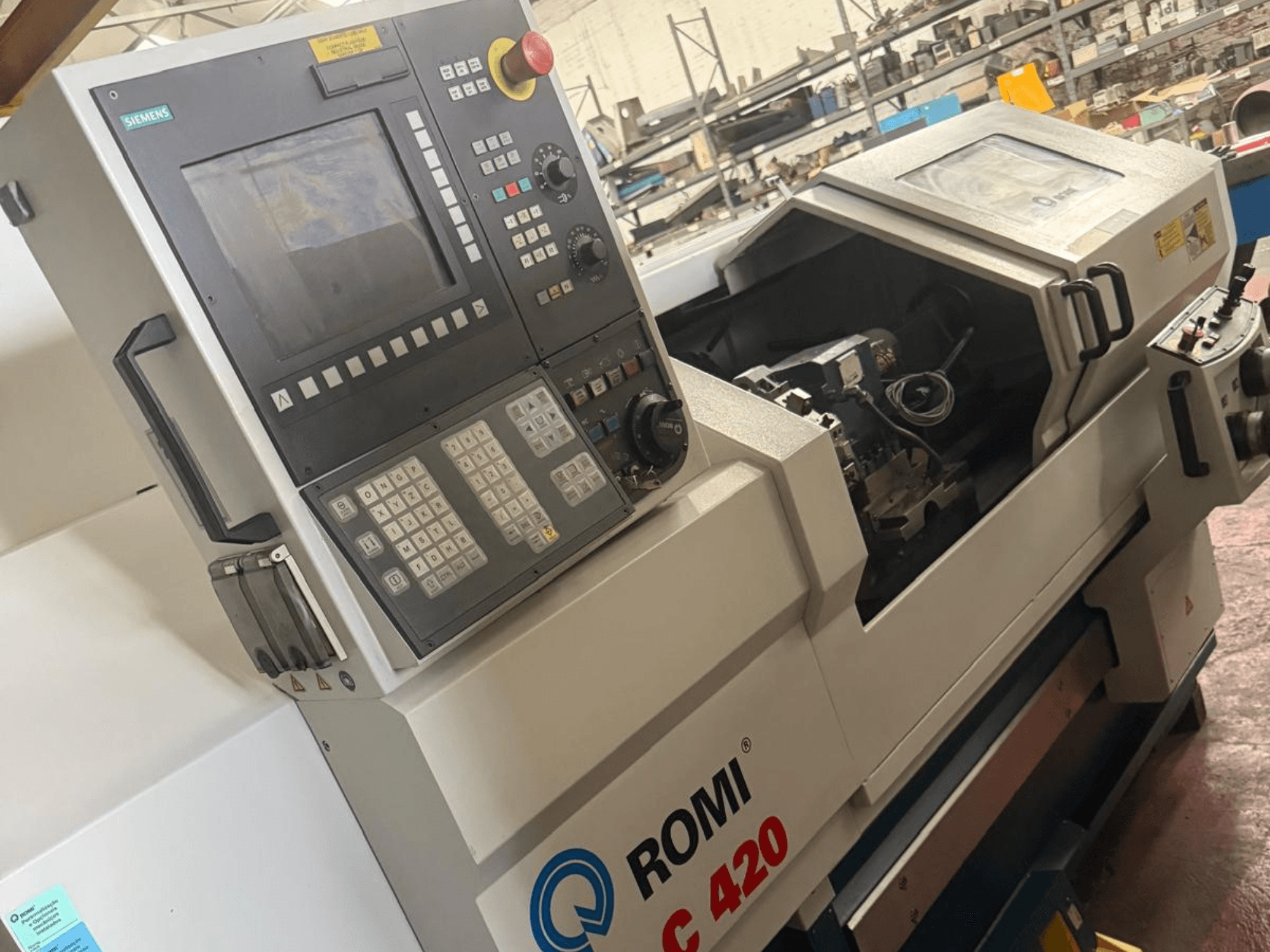 Tornio orizzontale Romi C420 con pannello di controllo Siemens, vista laterale che mostra l'intricato design e i comandi.