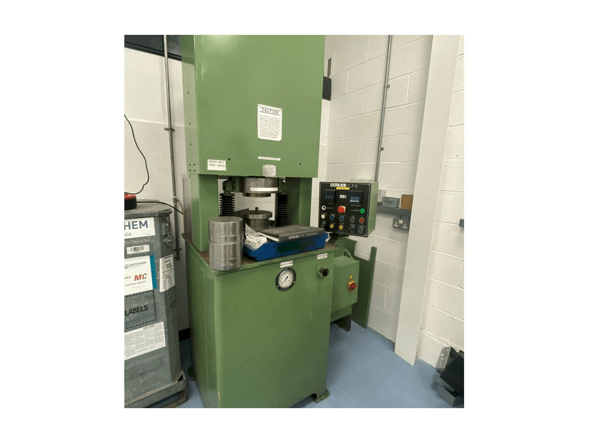 Vista frontale della macchina Extrude Hone Vector Series