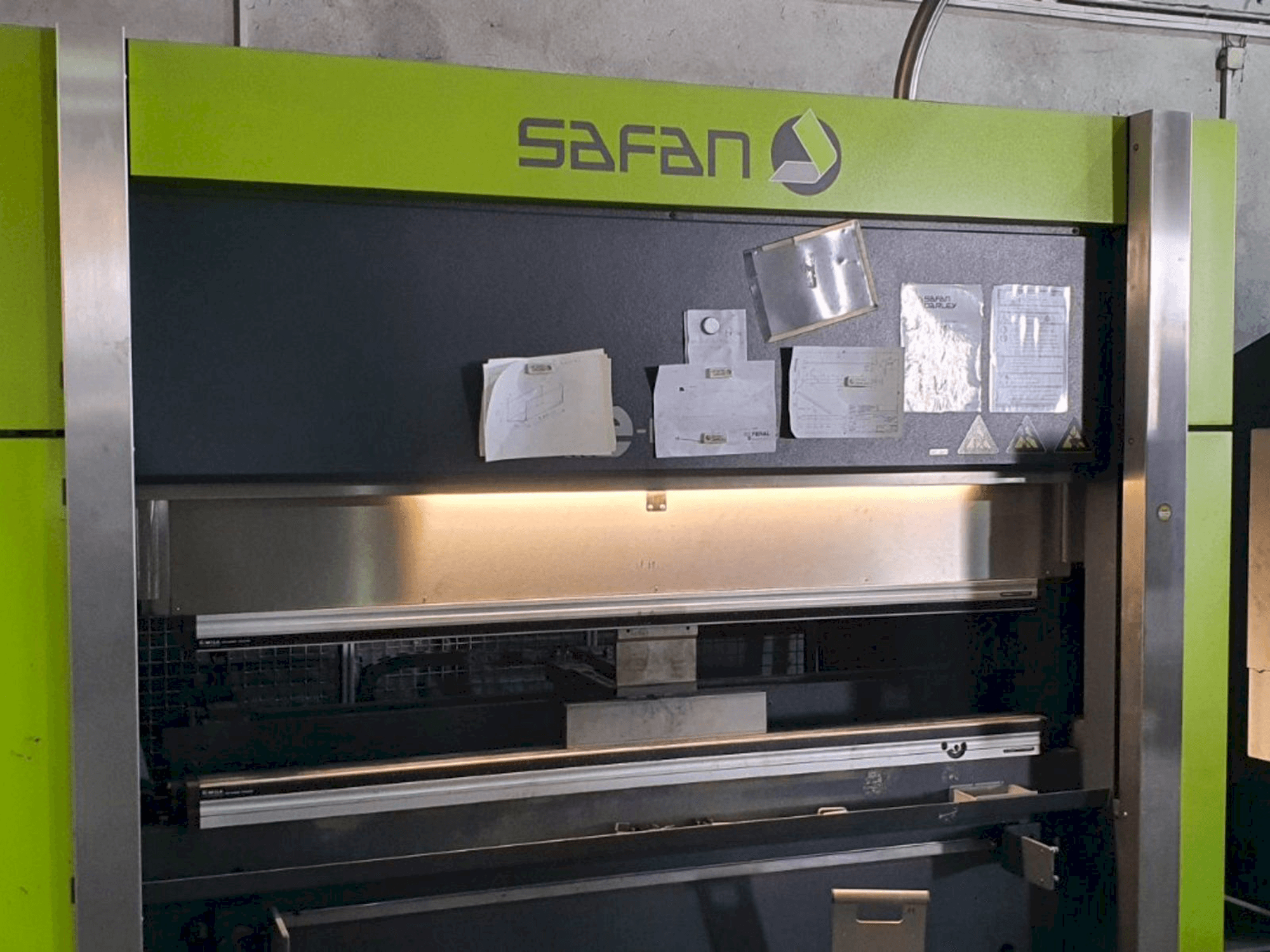 Vista frontale della macchina Safan E-brake 50-2050