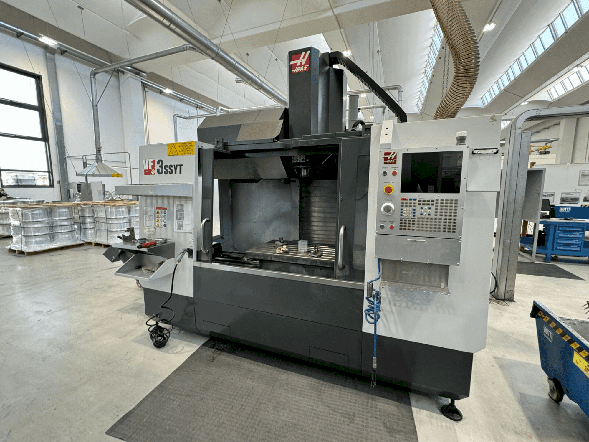 Vista frontale della macchina HAAS VF-3SSYT