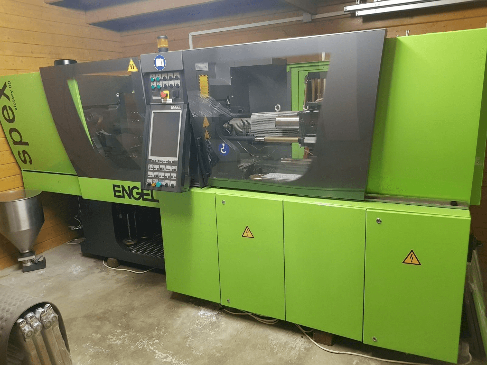Vista frontale della macchina ENGEL victory 330/80 spex