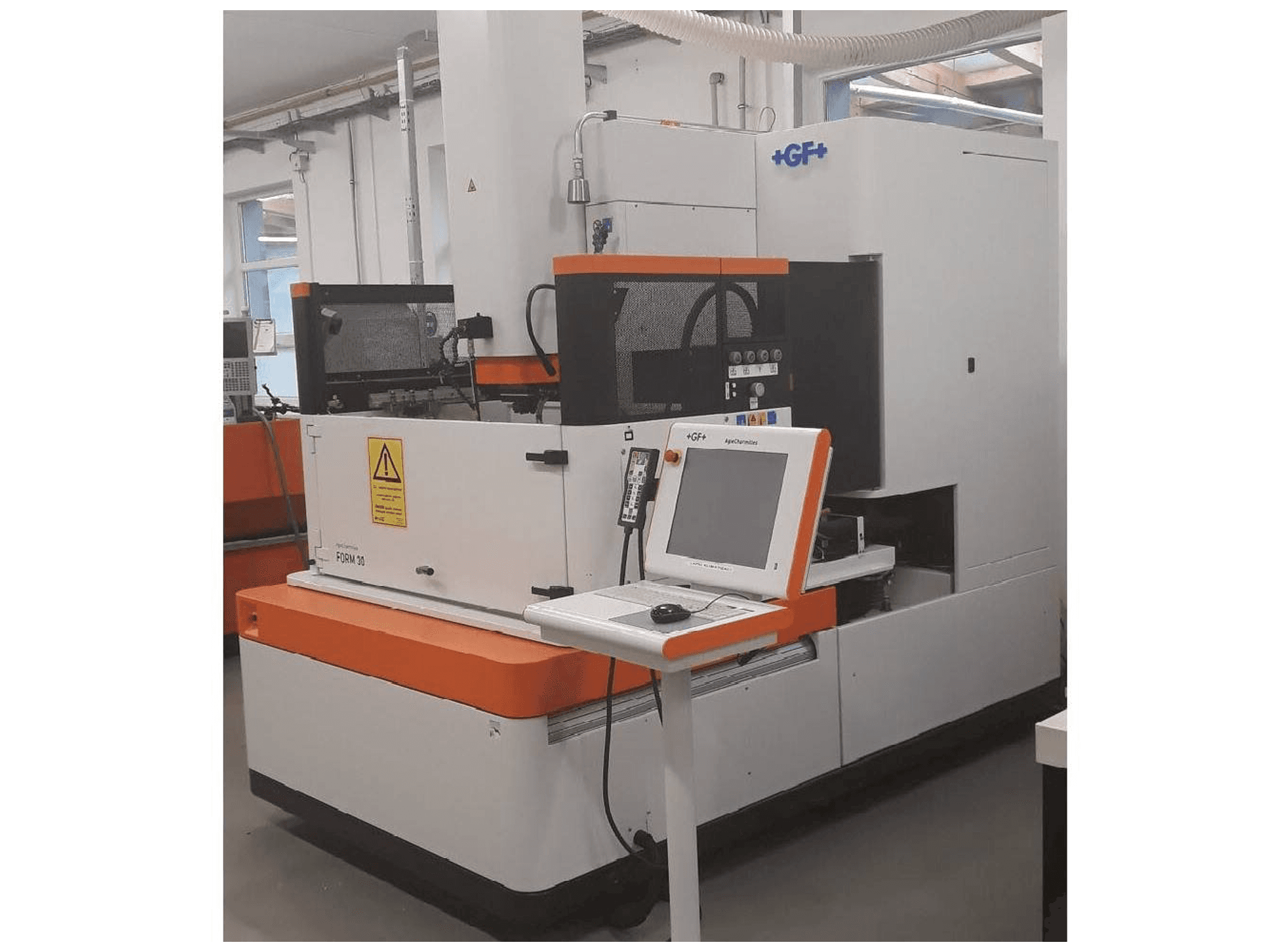 Vista frontale della macchina AgieCharmilles Form 30