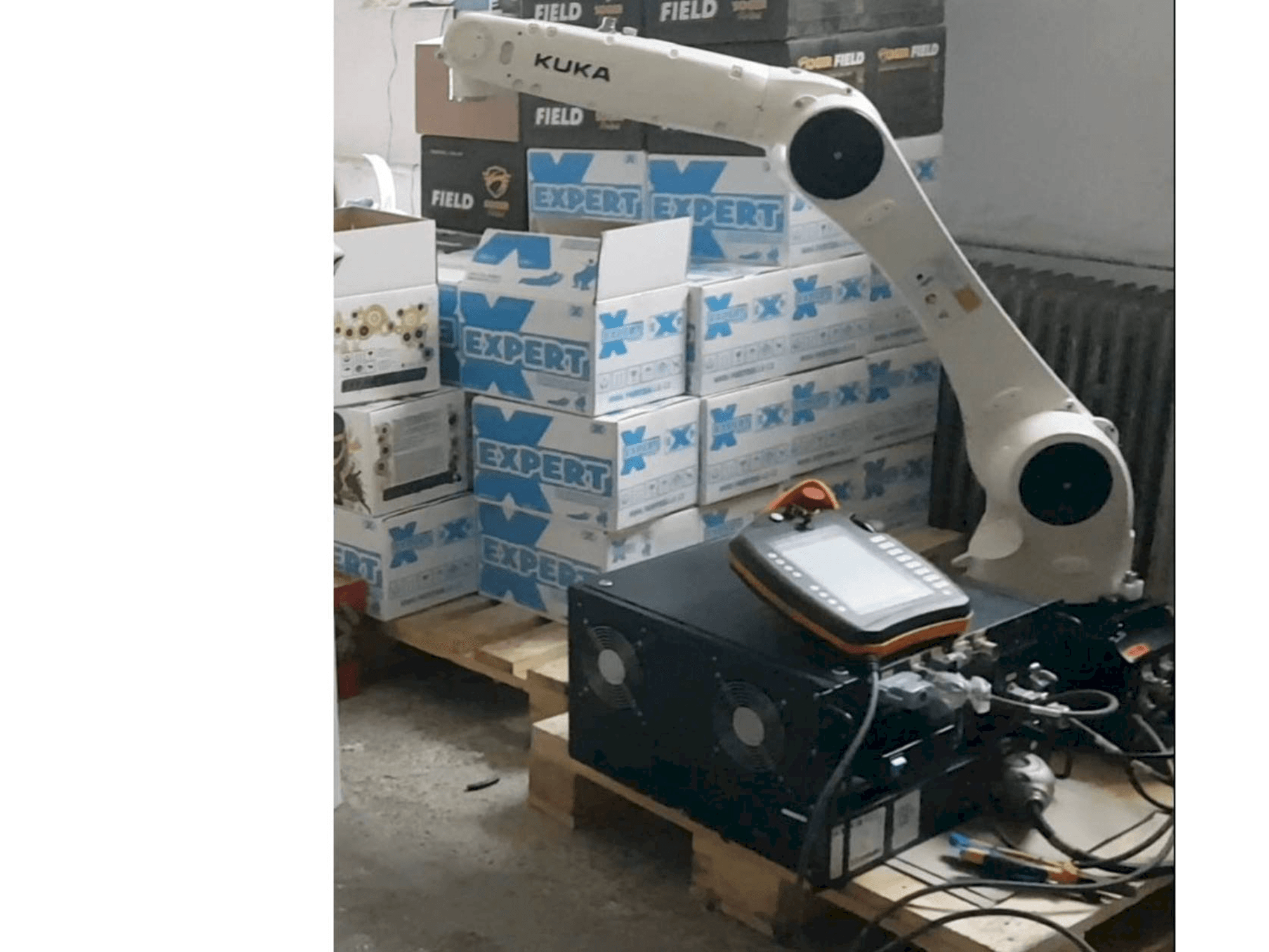 Vista frontale della macchina KUKA KR10 R1100 fivve