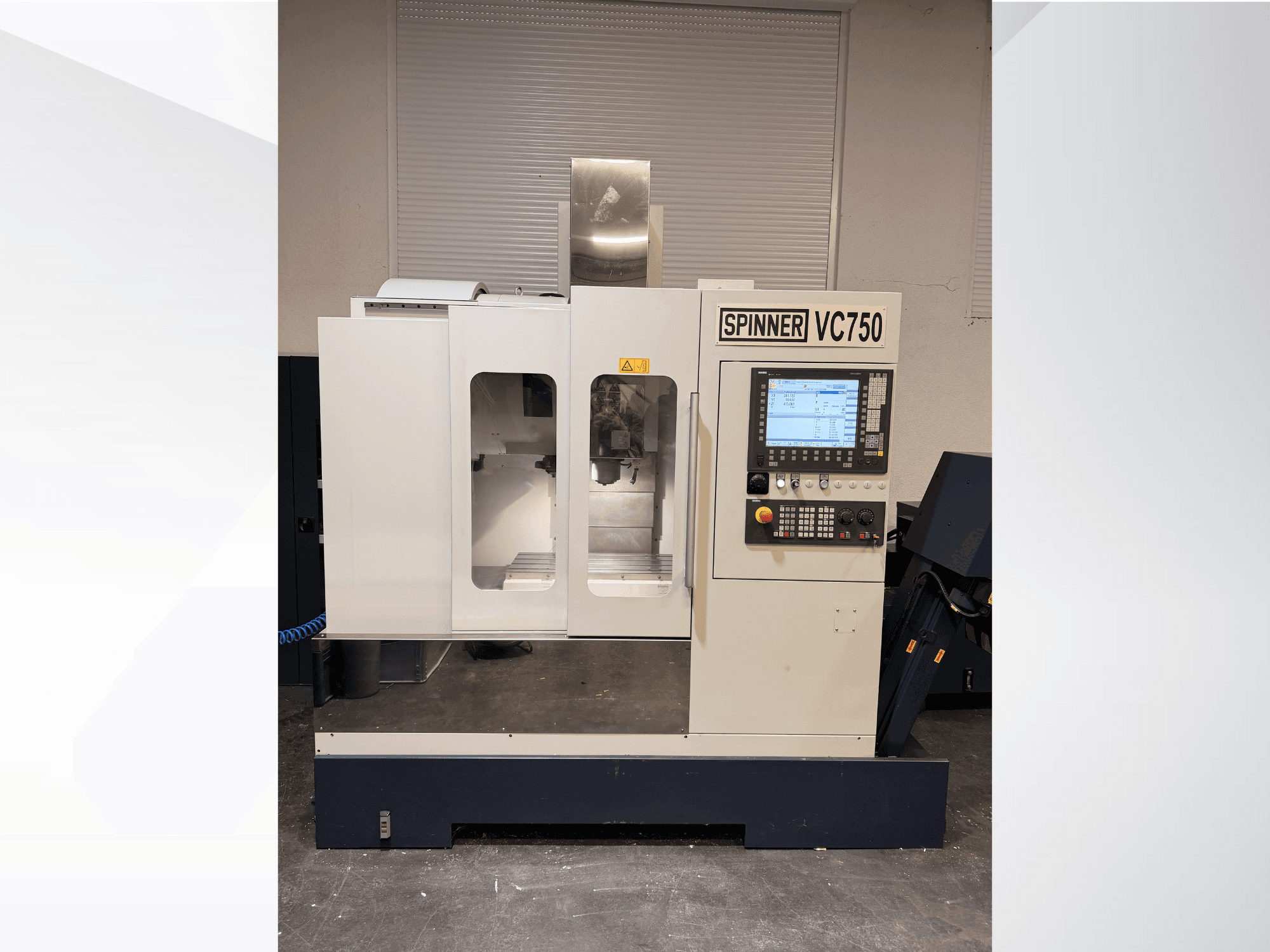 Macchina CNC Spinner VC750 in vista frontale, con pannello di controllo, area di lavorazione e sistema di raffreddamento.