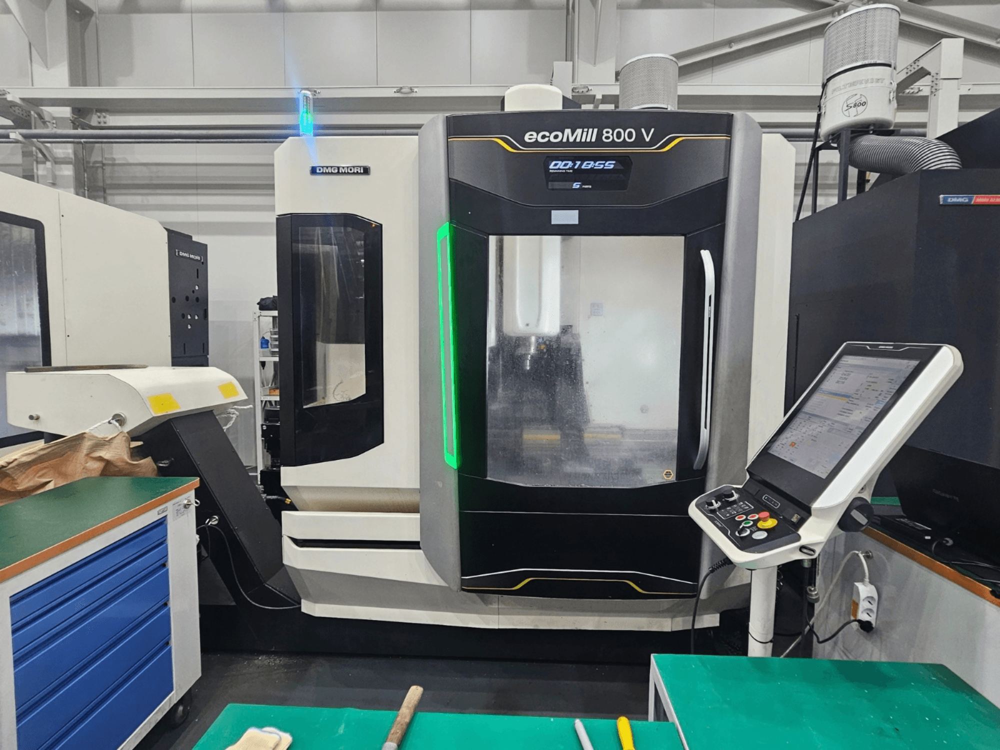 Centro di lavorazione verticale DMG MORI ecoMill 800 V, vista frontale con pannello di controllo e dettagli della macchina in primo piano.